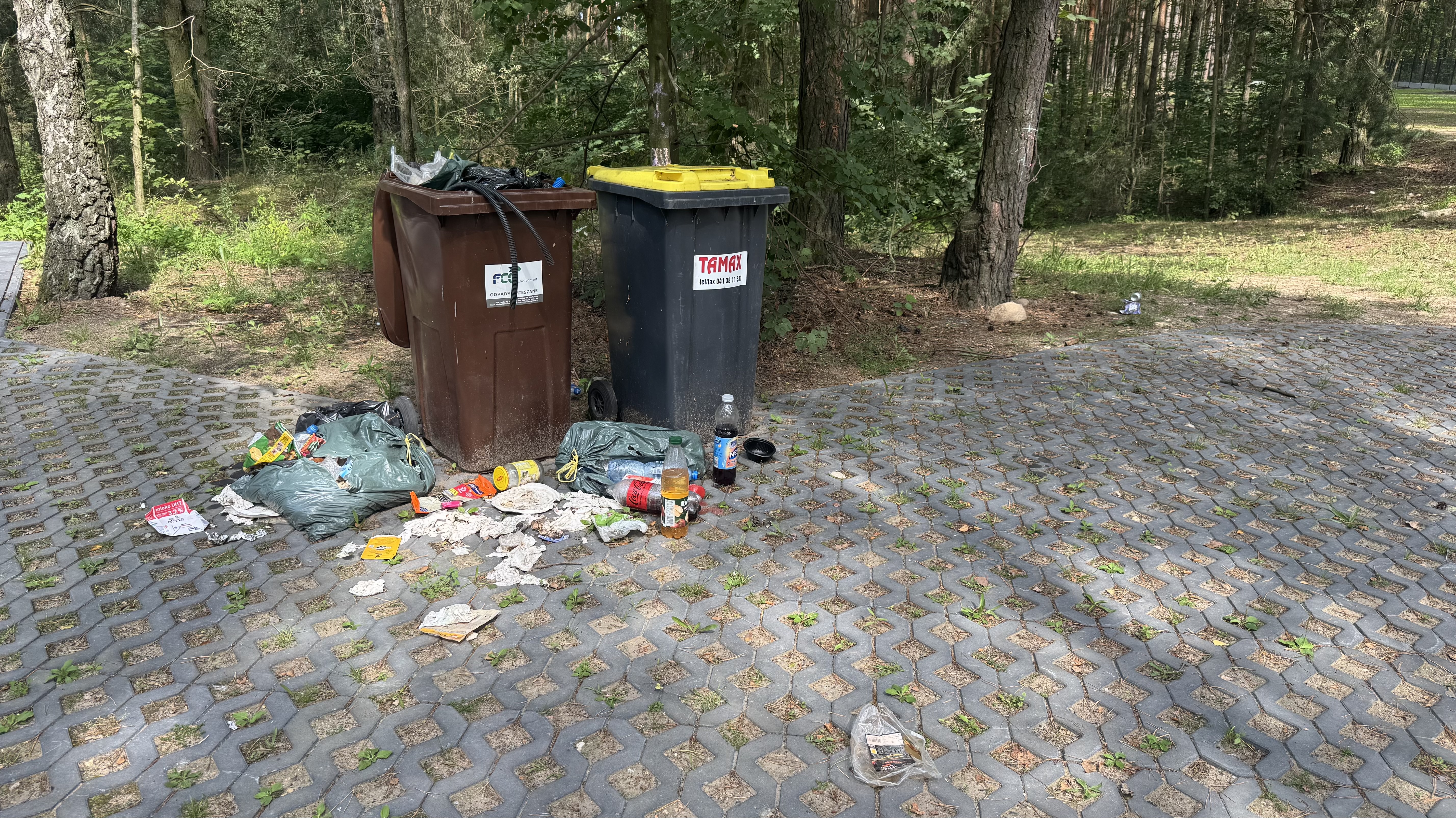 śmieci pozostawione na terenie ośrodka w troninach
