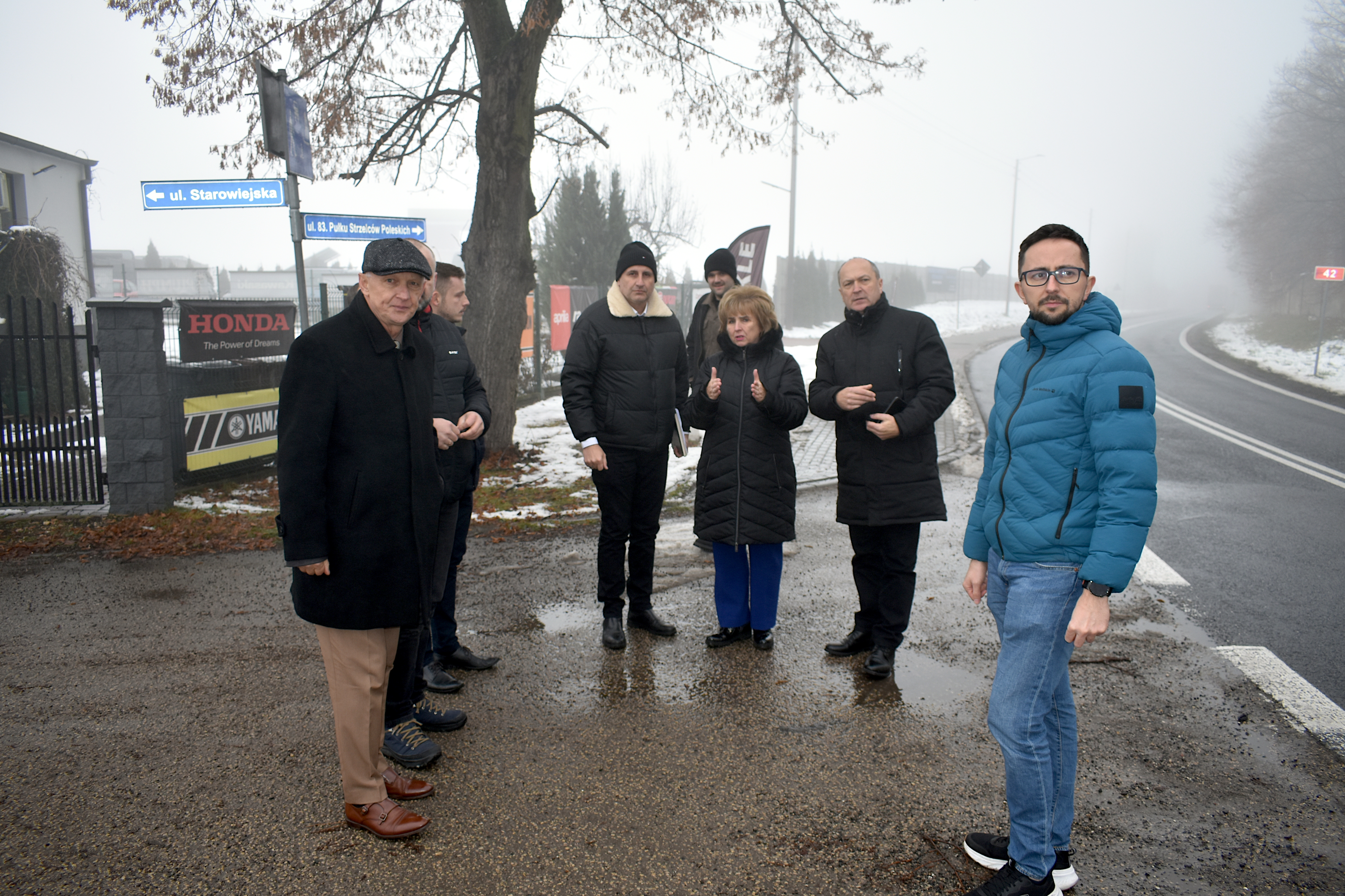   Uczestnicy spotkania omawiają w terenie kwestie związane z budową chodnika.