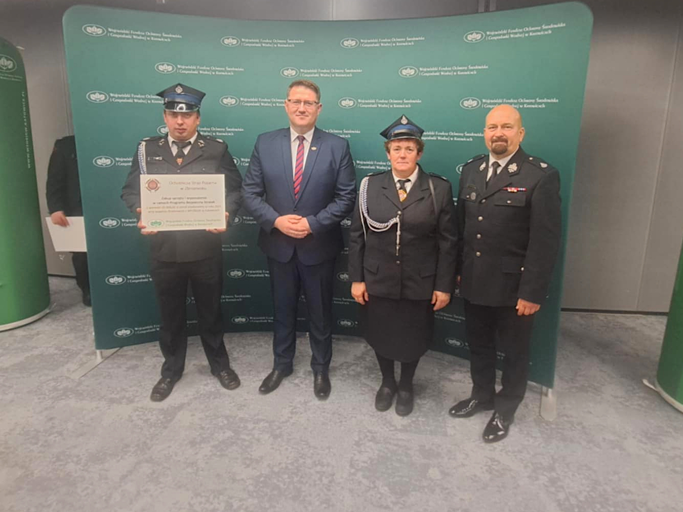 Przedstawiciele OSP Zbrojewsko odbierają poświadczenie uzyskania dotacji.