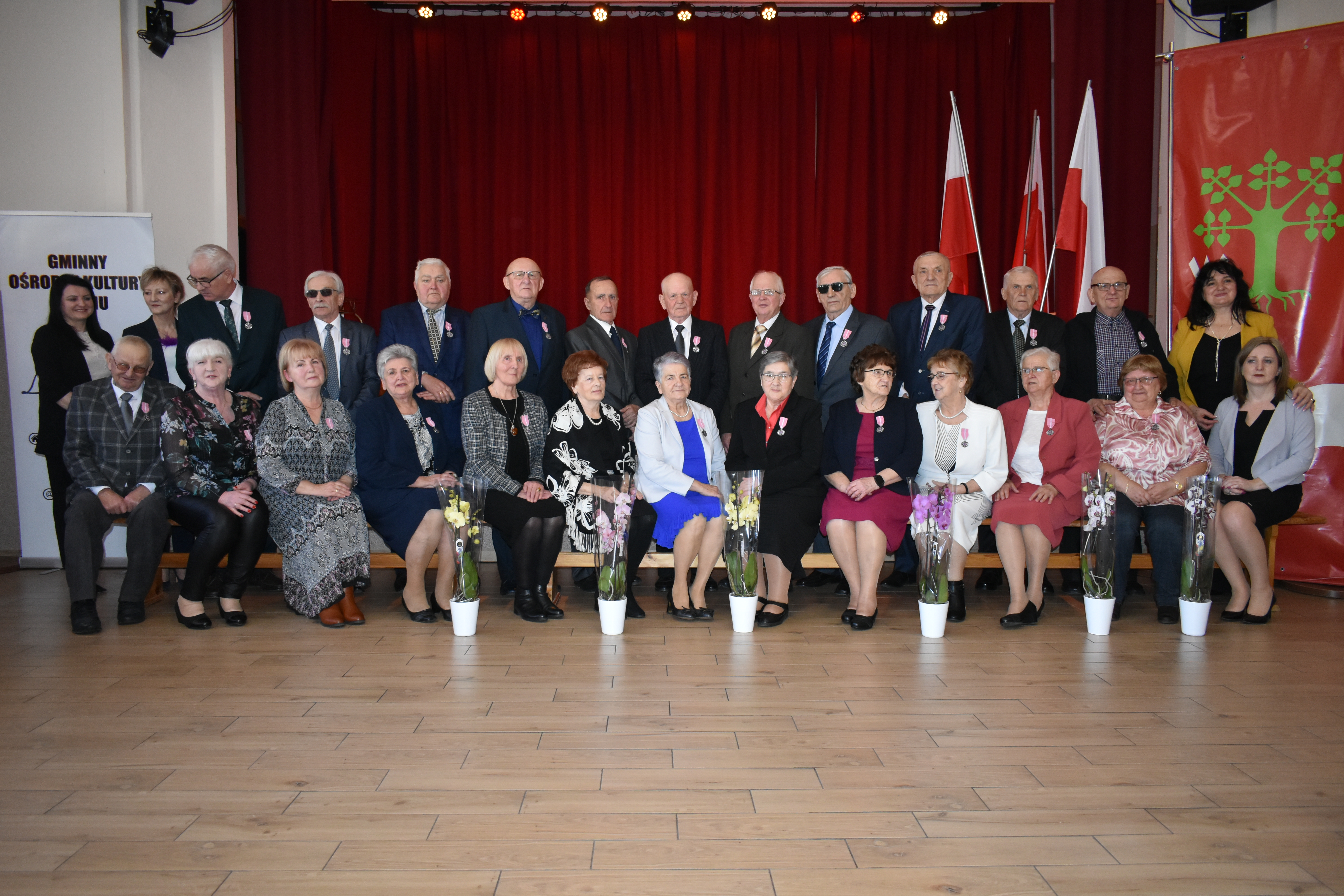 Grupowa fotografia obchodzących złote gody wraz z przedstawicielami władz gminy Lipie.