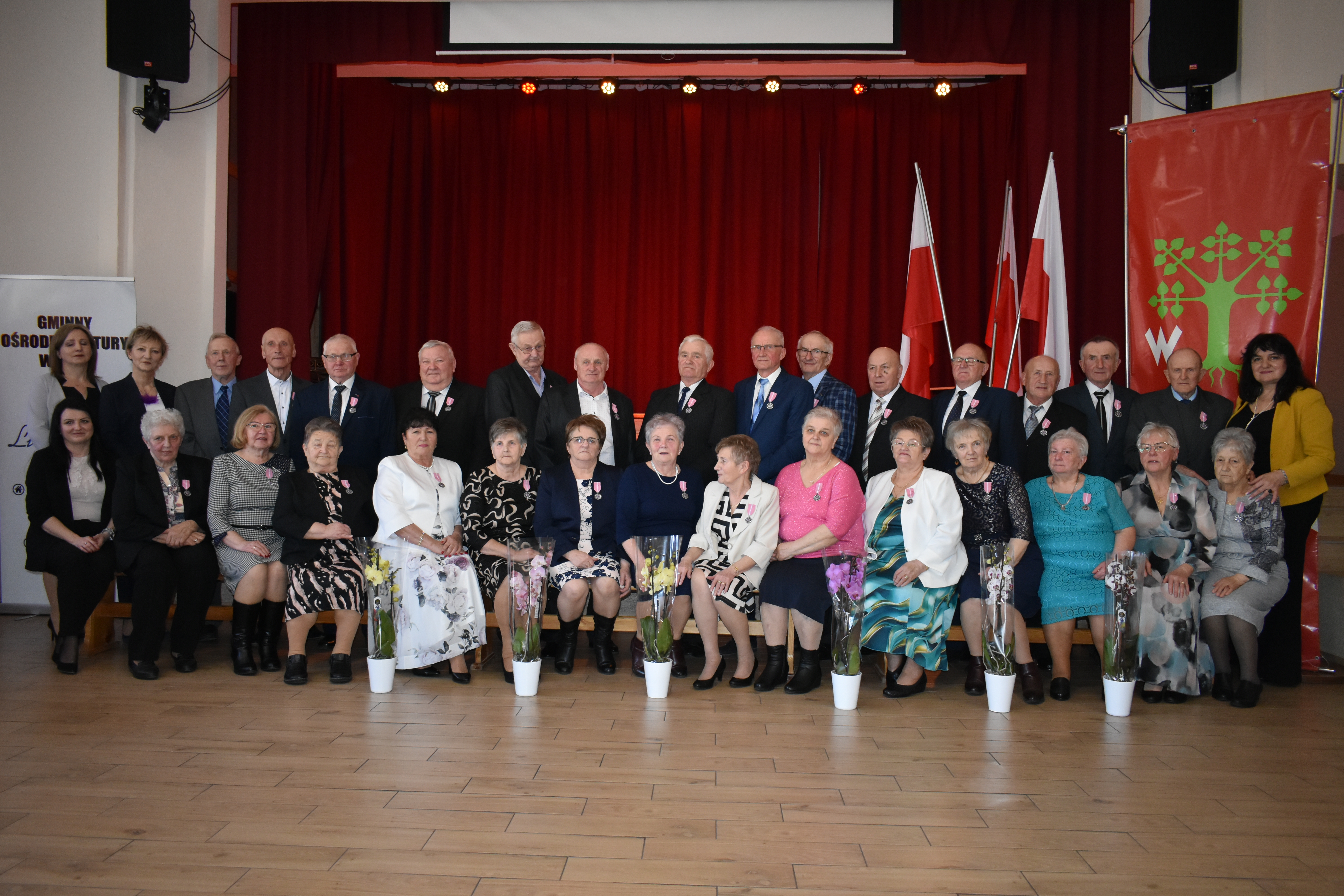 Grupowa fotografia obchodzących złote gody wraz z przedstawicielami władz gminy Lipie.