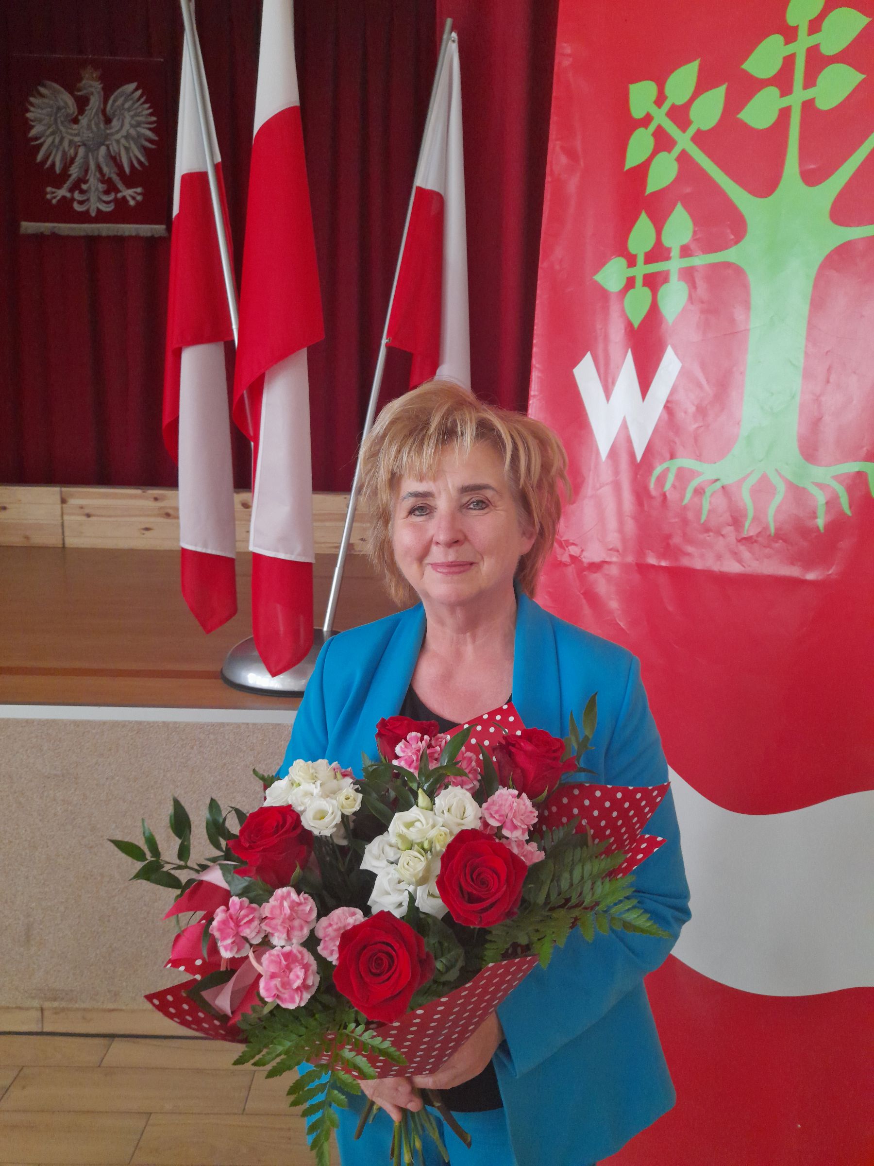 Wójt Bożena Wieloch z kwiatami od Rady Gminy Lipie po otrzymaniu absolutorium za rok 2024.
