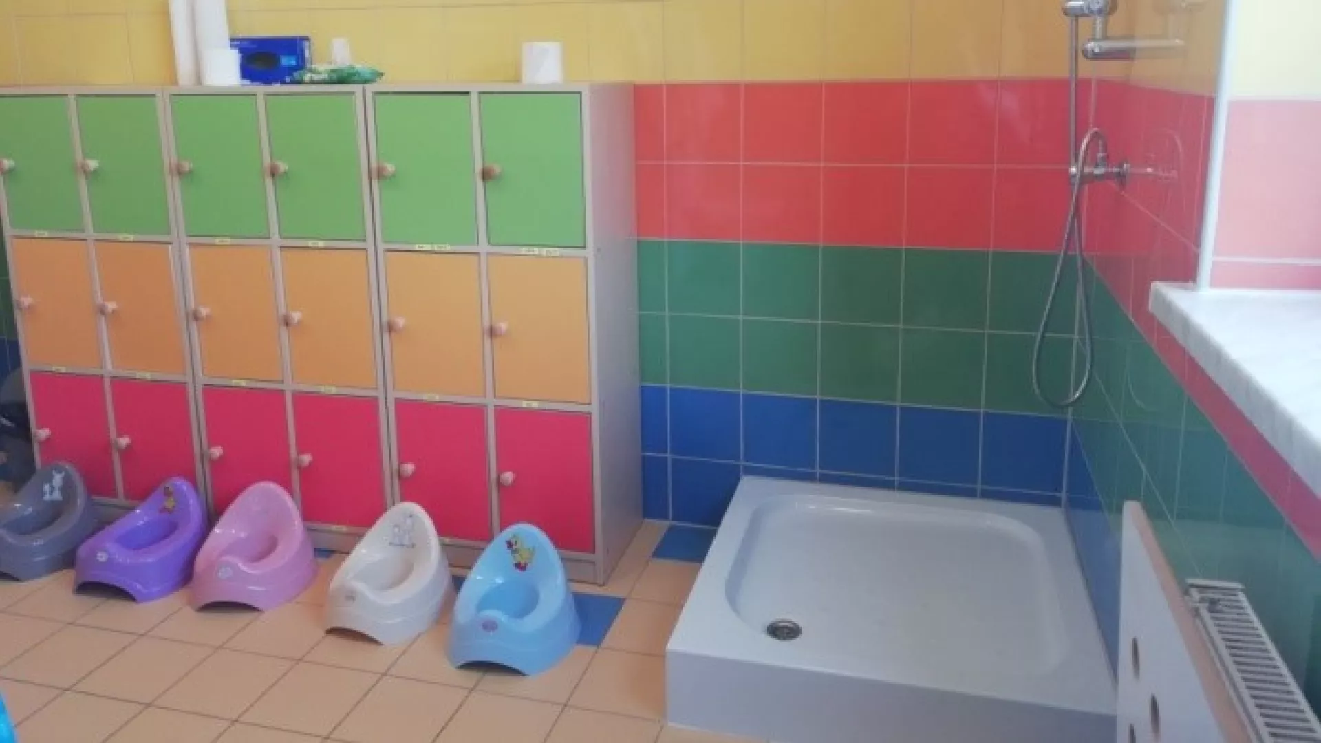 Łazienka dostosowana do wzrostu dzieci, ułatwiająca naukę samodzielnego dbania o czystość