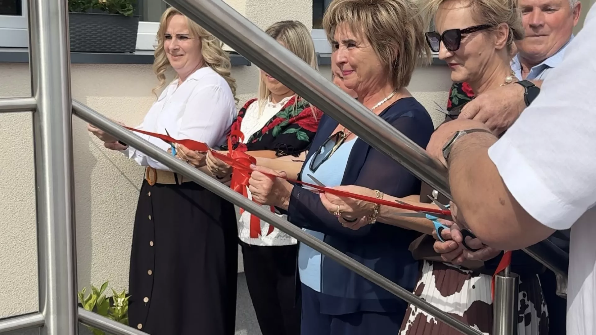 Przecięcie wstęgi – uroczyste otwarcie świetlicy w Grabarzach.