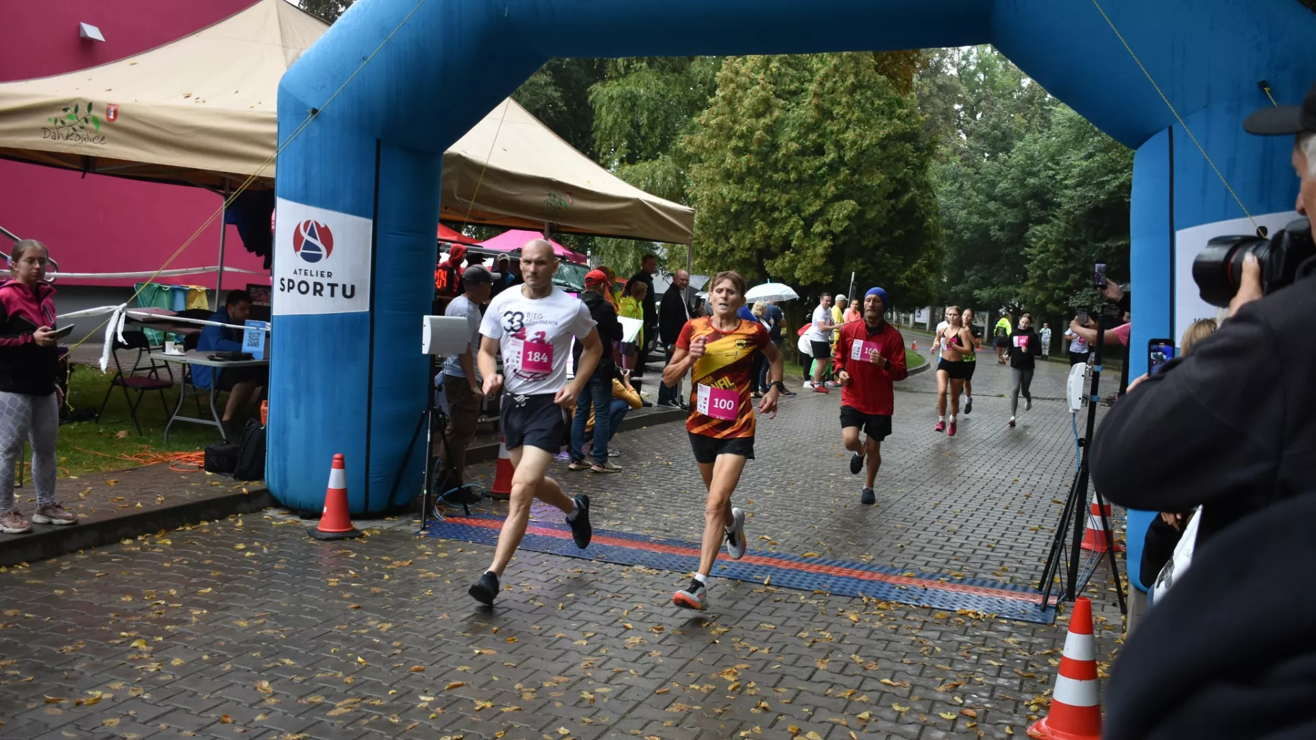 Drugą część trasy Mili Parzymieskiej rozpoczyna słynna polska maratonka, Wanda Panfil, która wzięła udział w zawodach w ramach 33. Biegu Abstynenta jako zawodniczka i zarazem gość honorowy