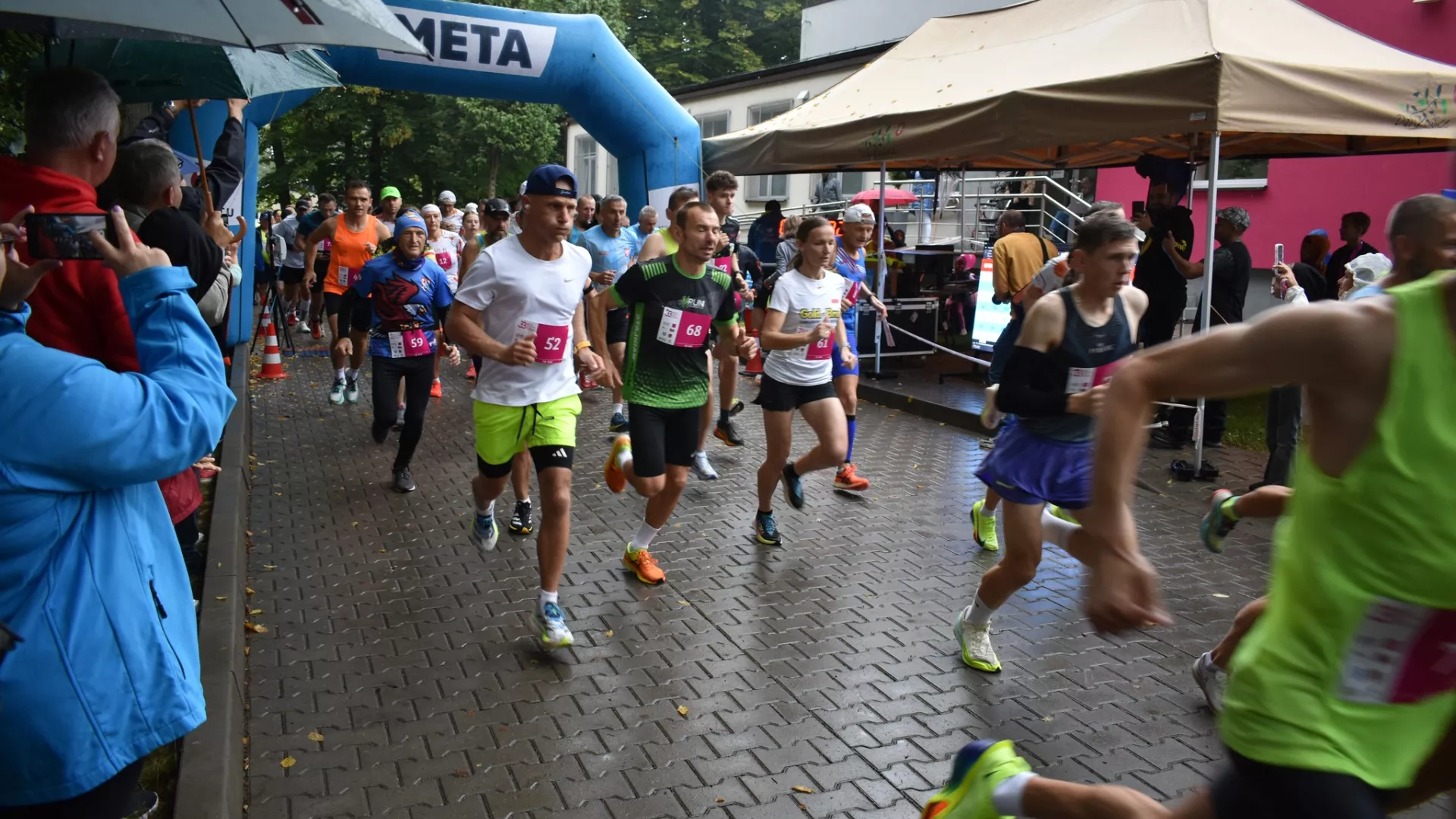 Start biegu głównego w ramach 33. Biegu Abstynenta w Parzymiechach.