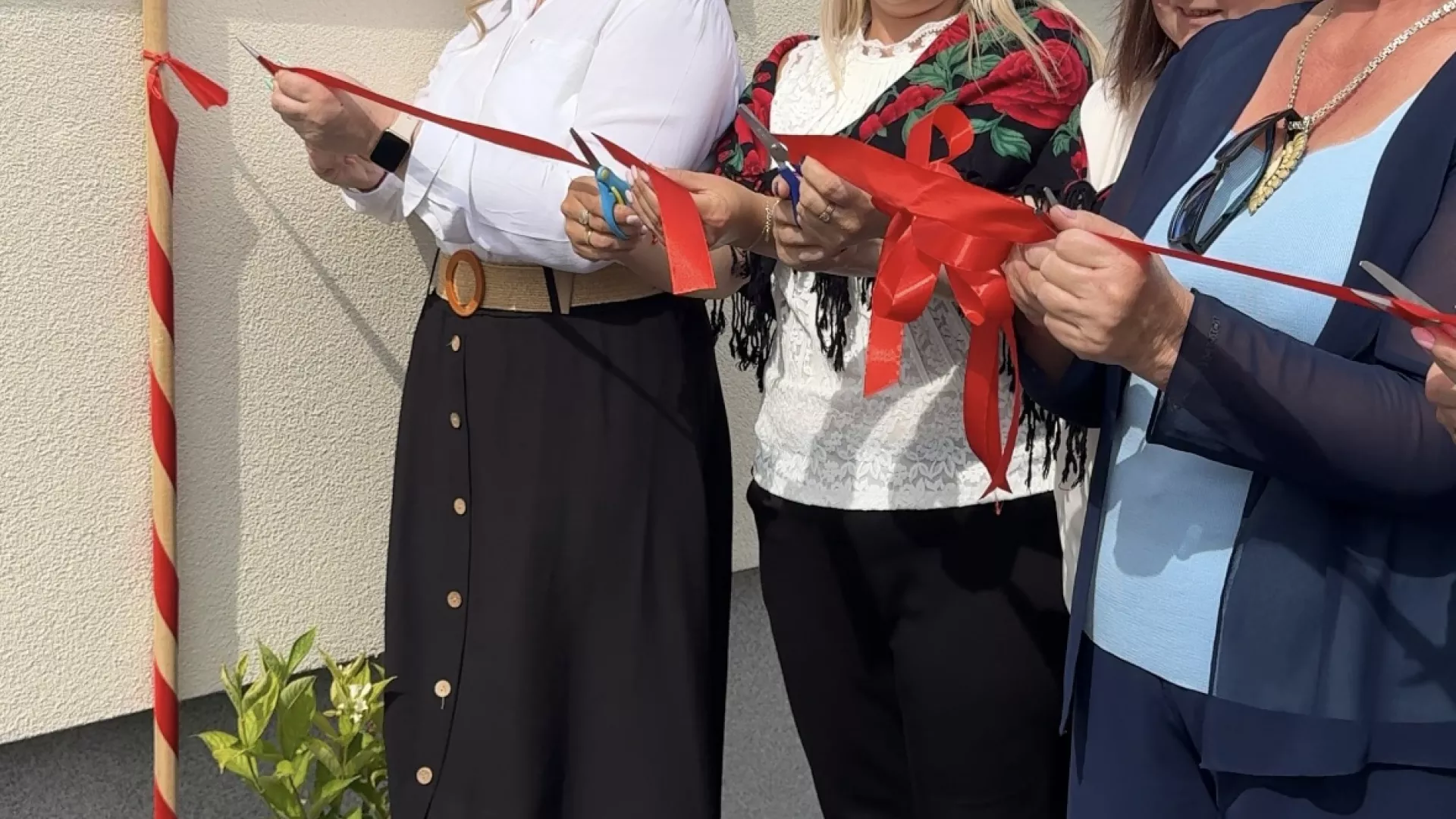 Uroczyste przecięcie wstęgi – otwarcie świetlicy w Grabarzach.