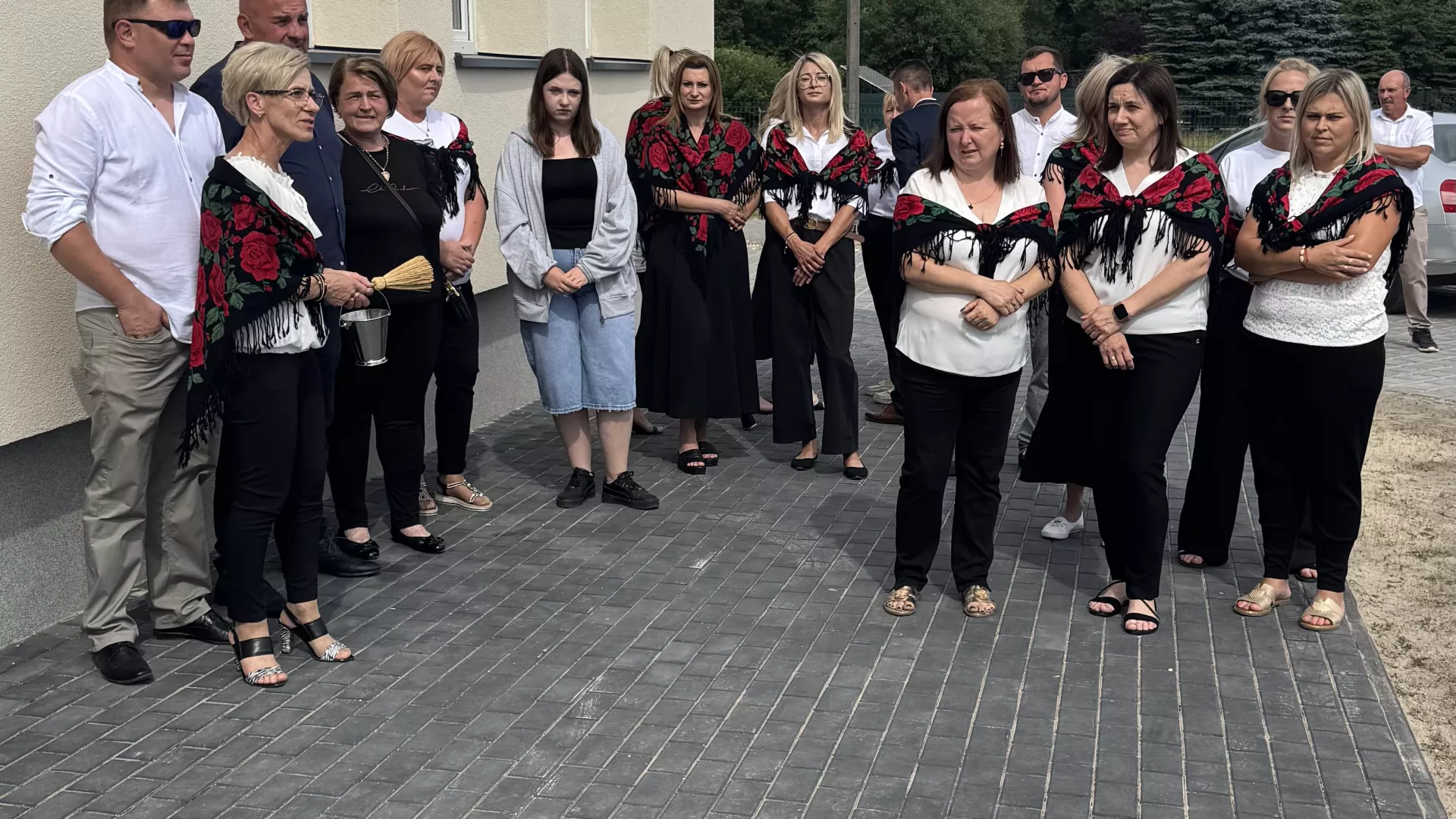 Część uczestników otwarcia świetlicy w Grabarzach.