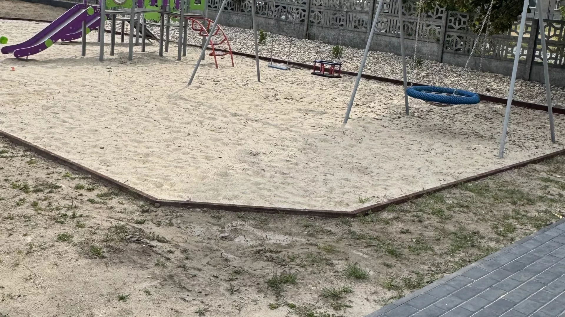 Zmodernizowany plac zabaw obok świetlicy w Grabarzach.