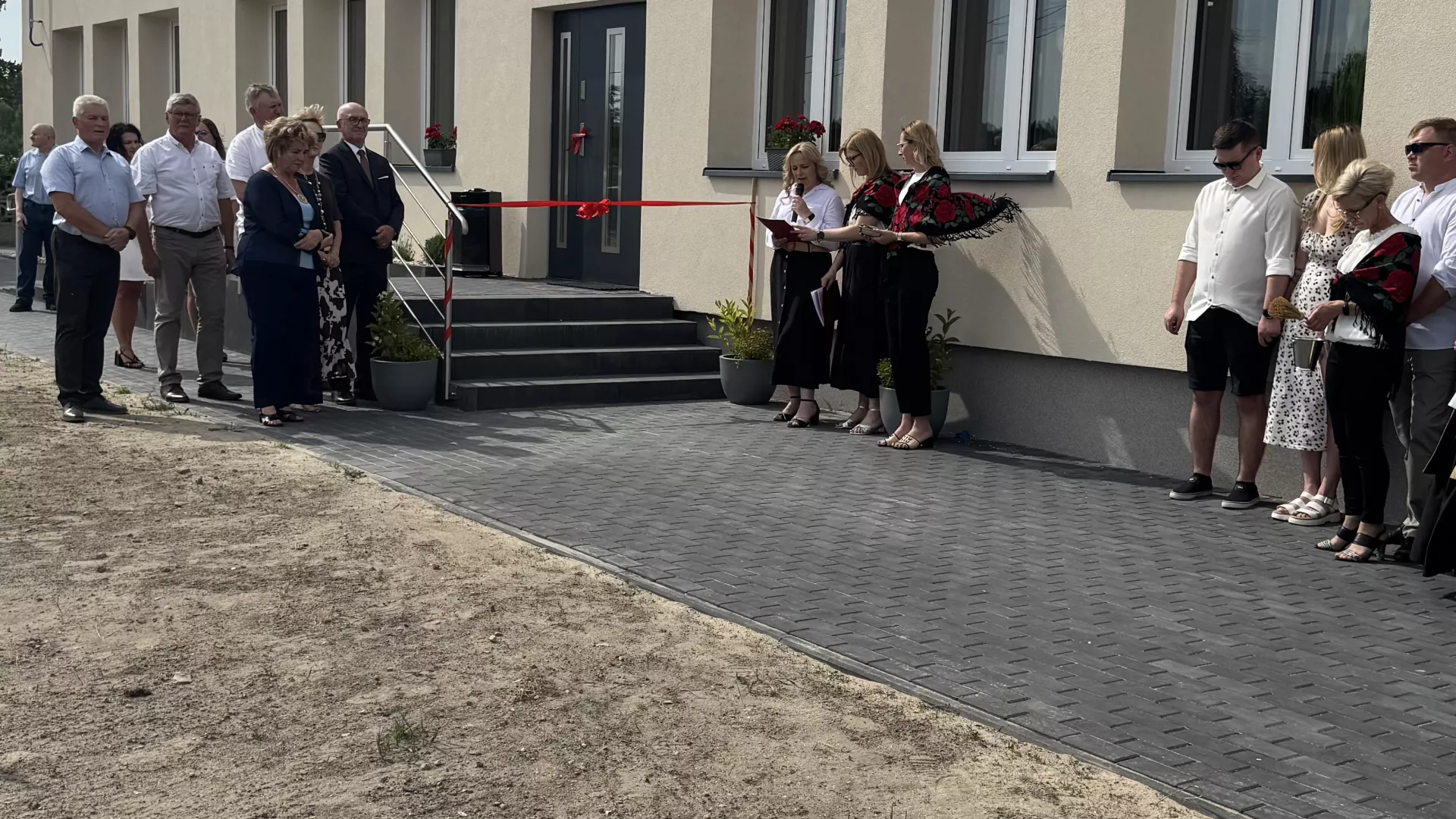 Zmodernizowany plac zabaw obok świetlicy w Grabarzach.