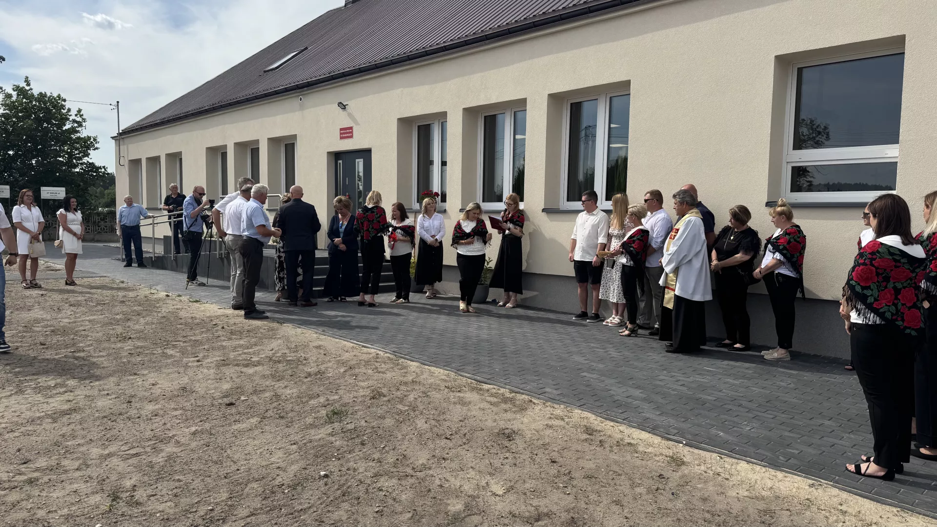 Zmodernizowany plac zabaw obok świetlicy w Grabarzach.