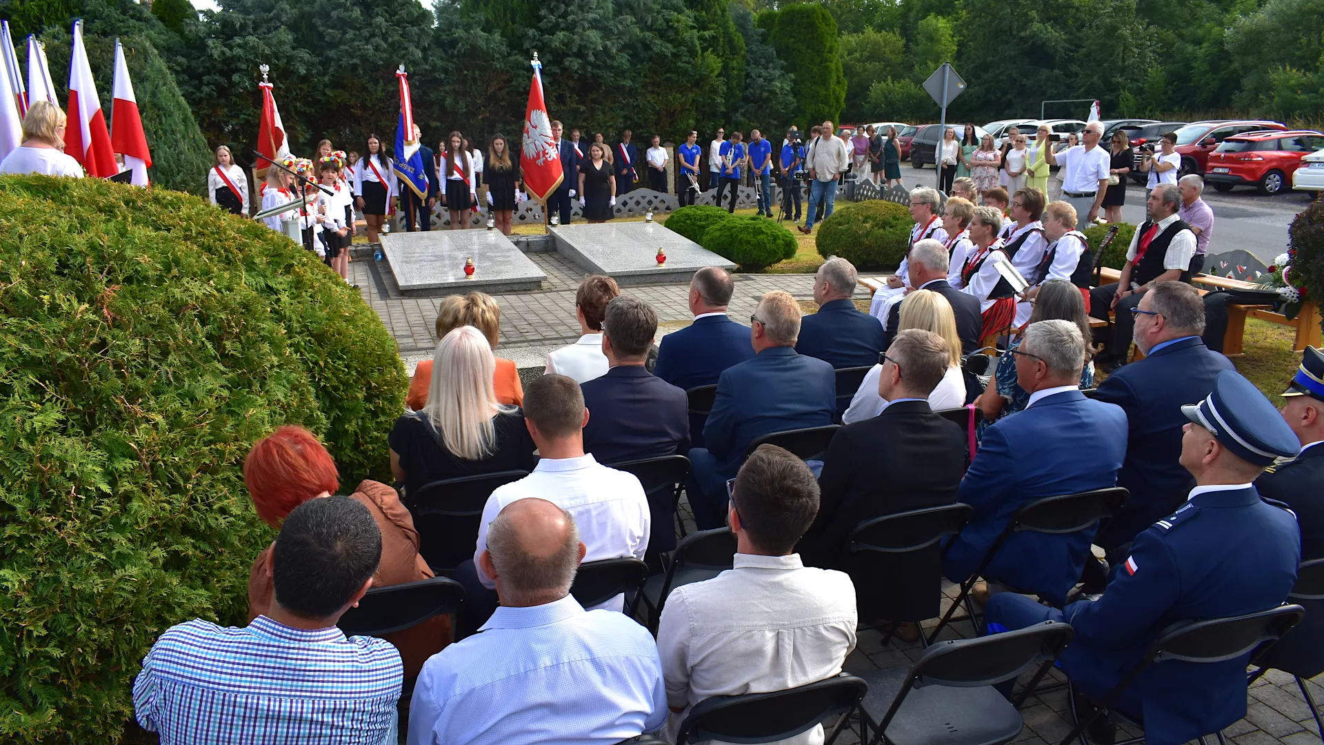 Uczestnicy obchodów Dnia Walki i Męczeństwa Wsi Polskiej wokół pomnika cywilnych ofiar wojny w Parzymiechach.