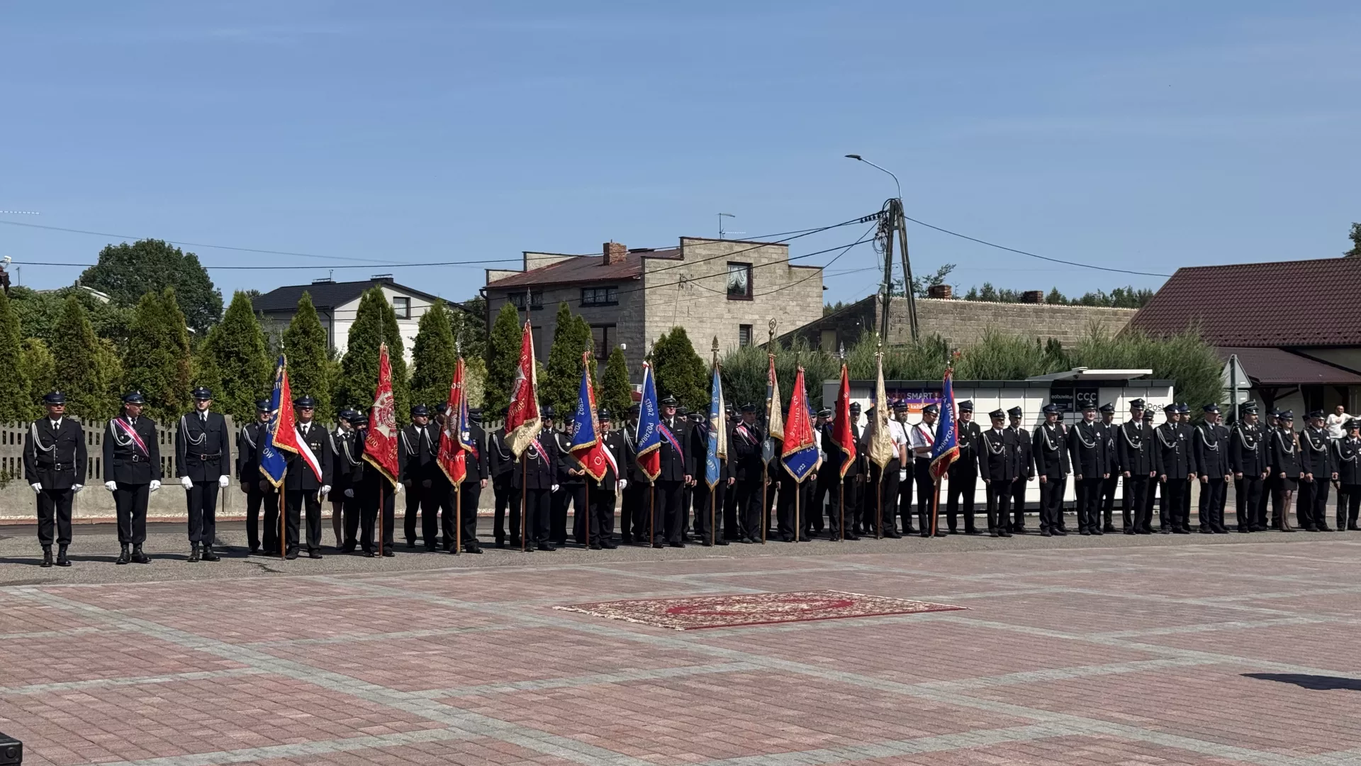 Poczty sztandarowe na placu przed remizą OSP Szyszków.