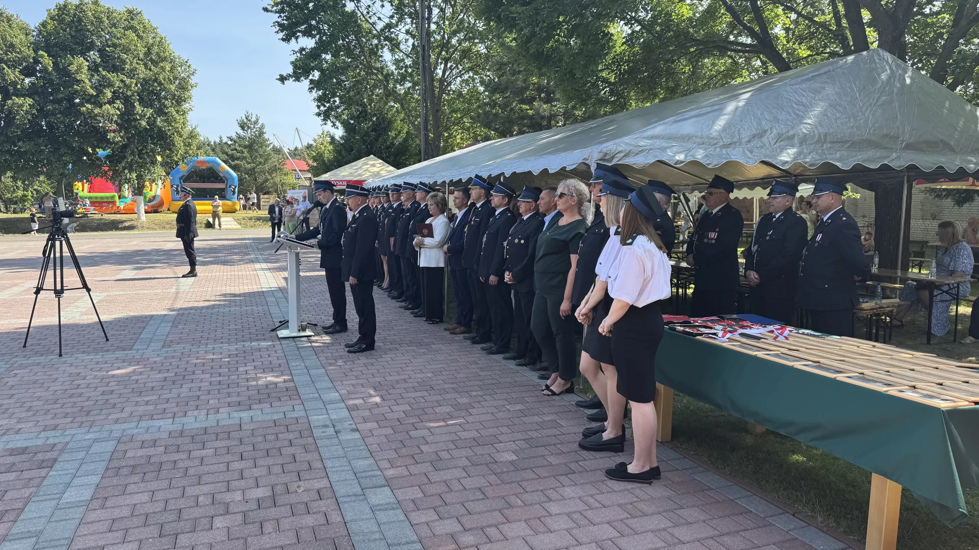 Prowadzący jubileusz 100-lecia OSP Szyszków oraz goście uroczystości.