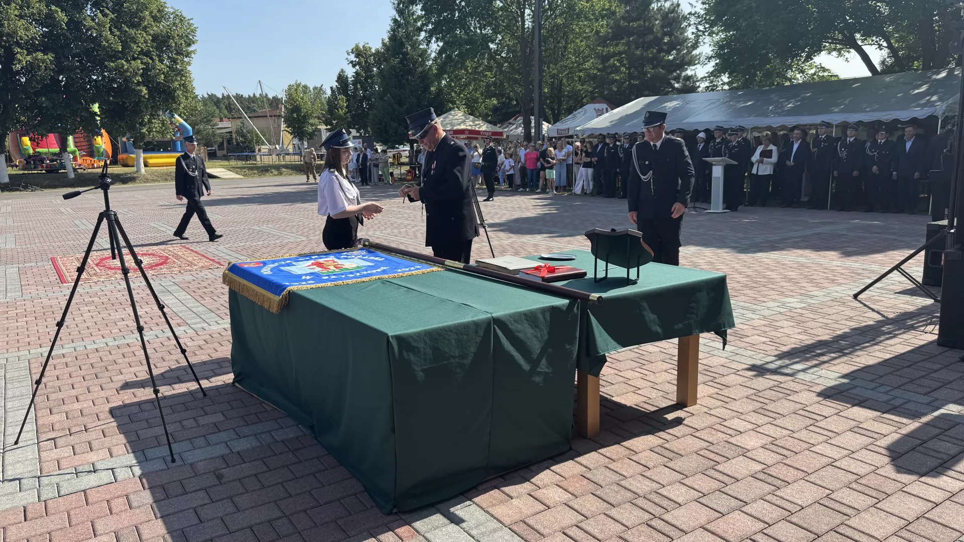 Ceremonia wbijania gwoździ w drzewce sztandaru OSP Szyszków.