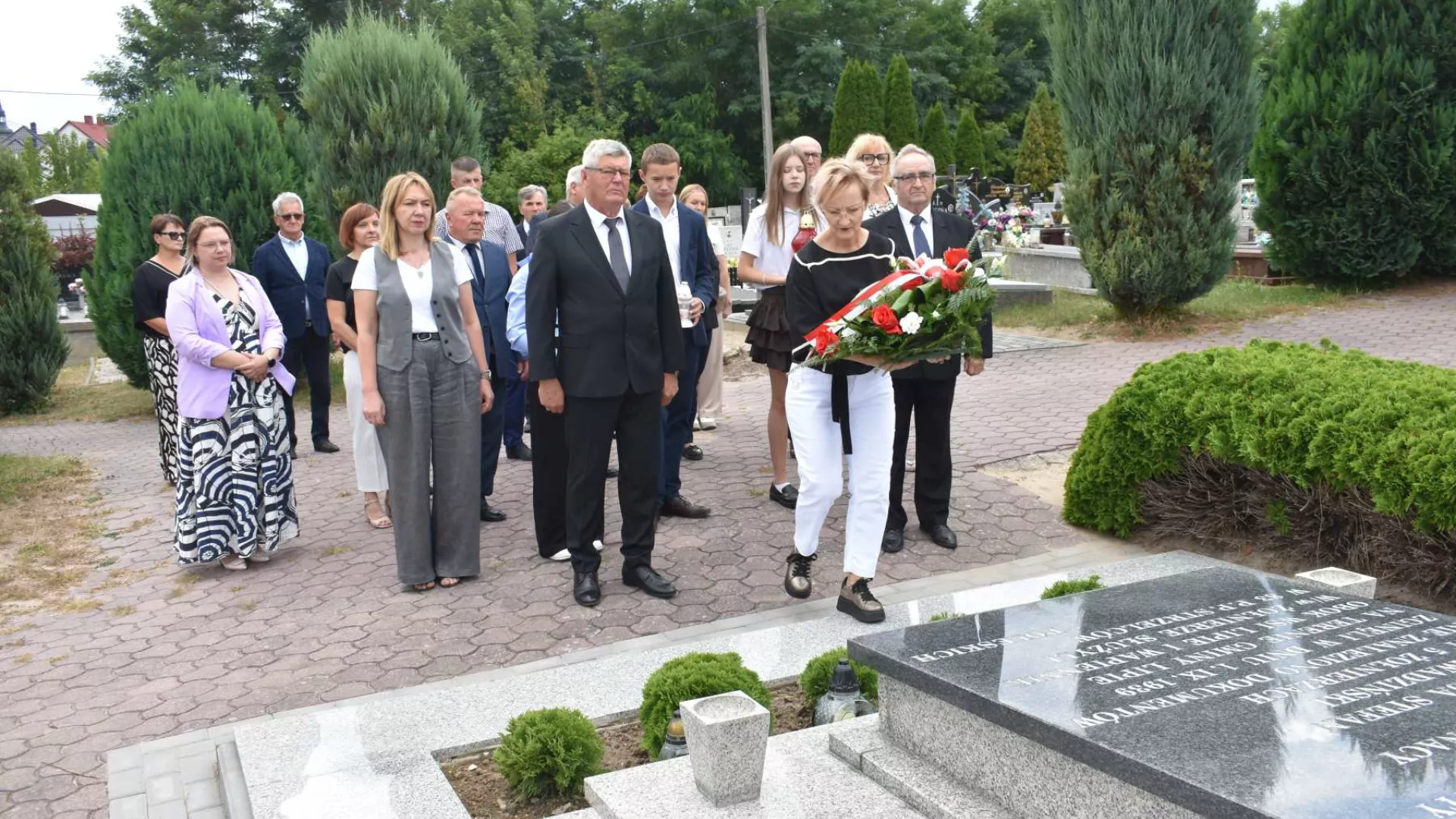 Złożenie kwiatów na mogile żołnierskiej w Dankowie.
