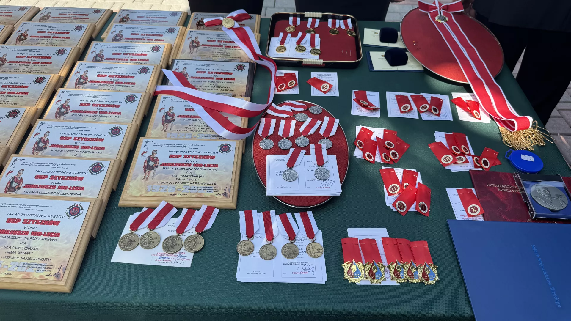 Odznaczenia i wyróżnienia przygotowane do wręczenia strażakom.
