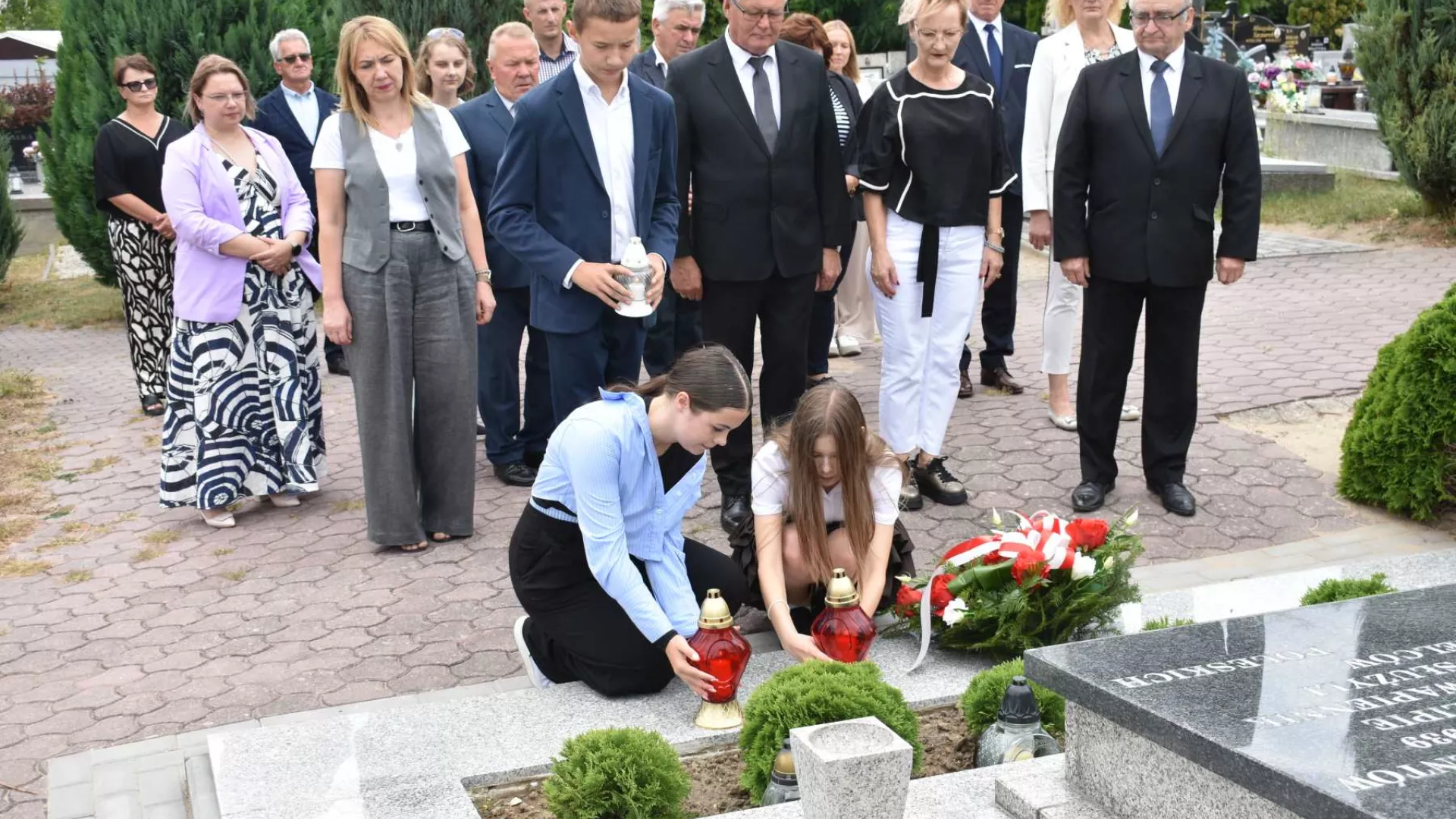 Zapalenie zniczy na grobie wojennym w Dankowie.