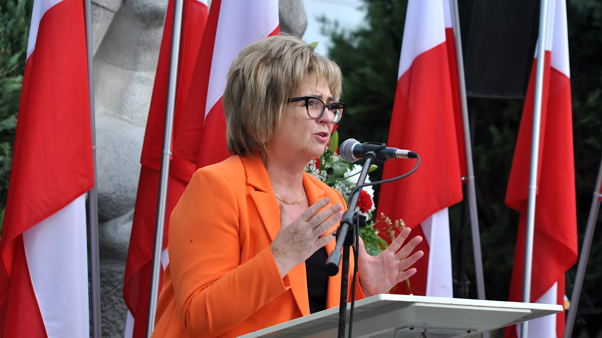 Wójt gminy Lipie Bożena Wieloch przemawia pod pomnikiem ofiar wojny w Parzymiechach.