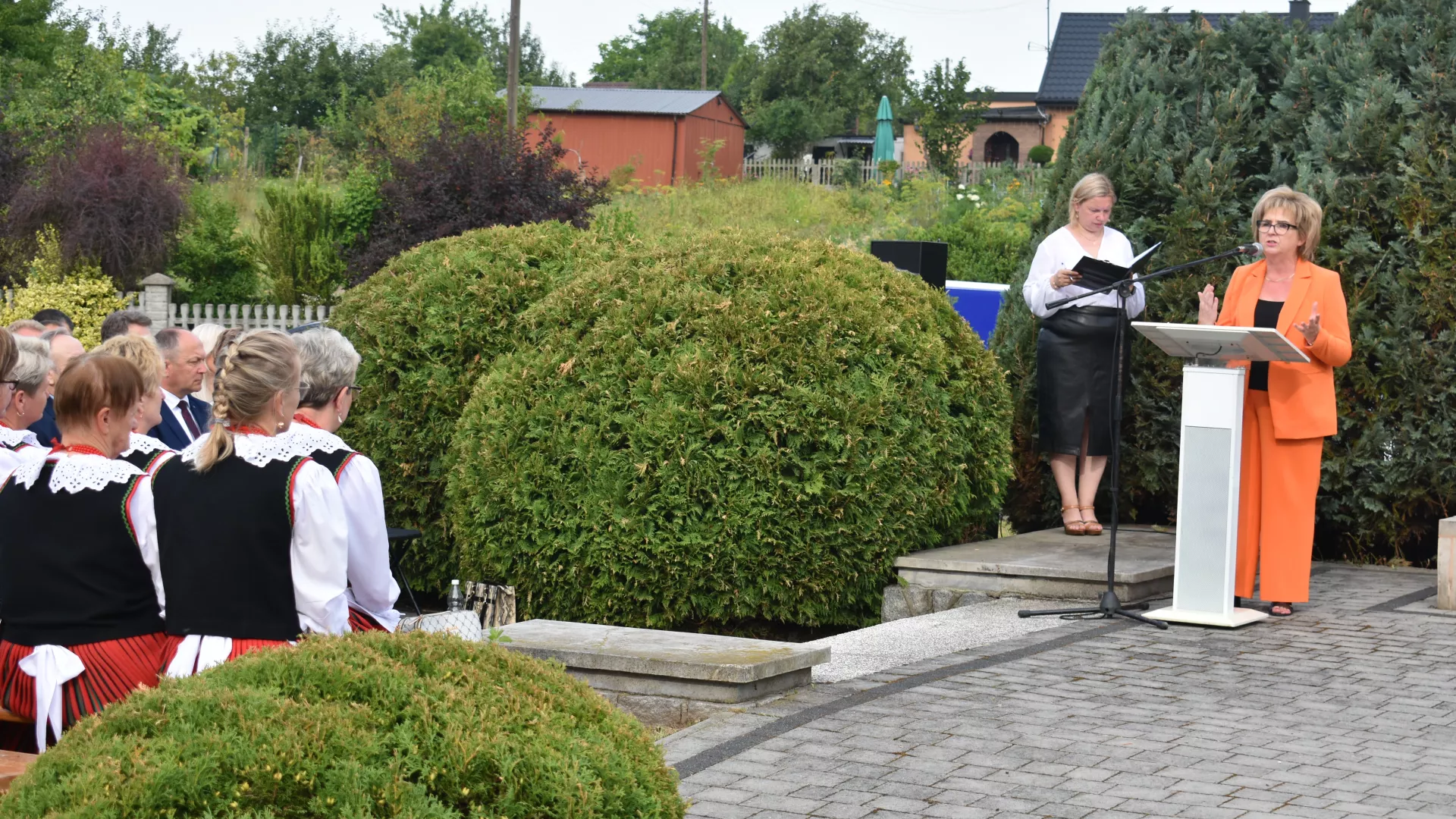 Uczestnicy uroczystości słuchają wystąpienia wójt Bożeny Wieloch pod pomnikiem cywilnych ofiar wojny w Parzymiechach.