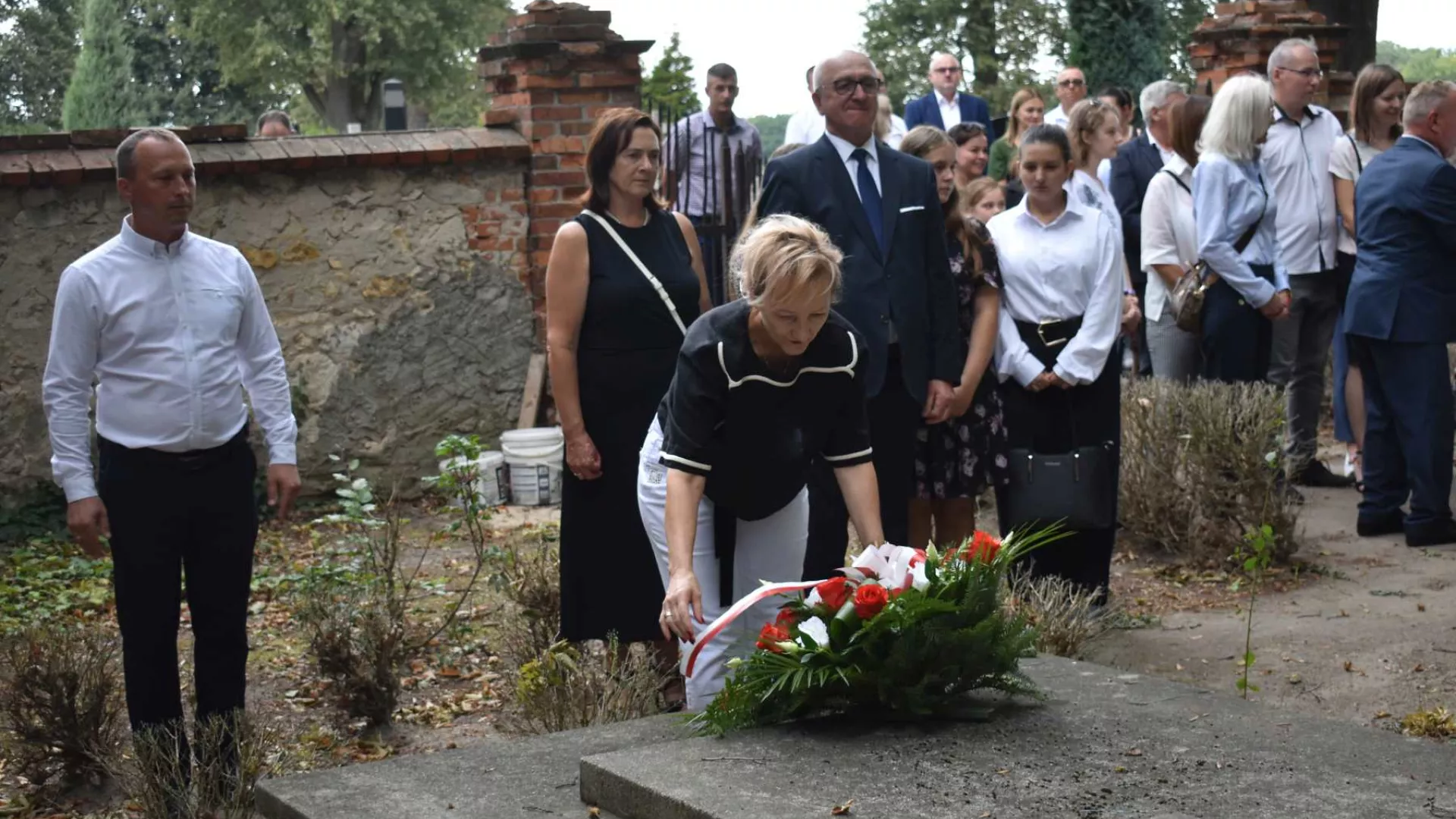 Złożenie kwiatów na grobie uczestnika walk Września, porucznika Karola Potockiego.