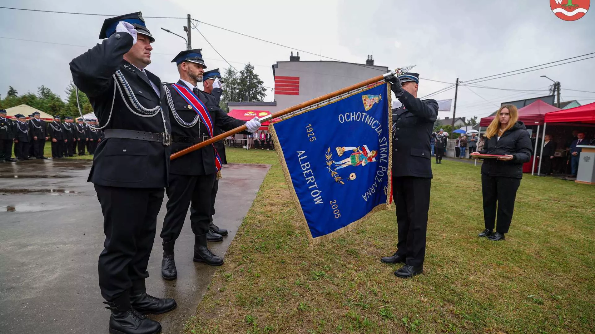 dekoracja sztandaru, której dokonał dh Henryk Kiepura