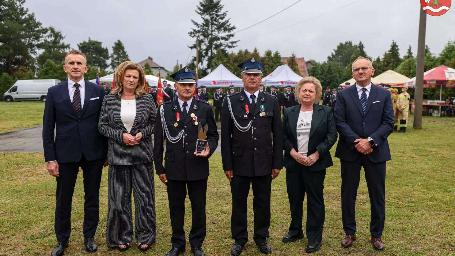 przekazanie okolicznościowego upominku przez właścicieli firmy Jamar 