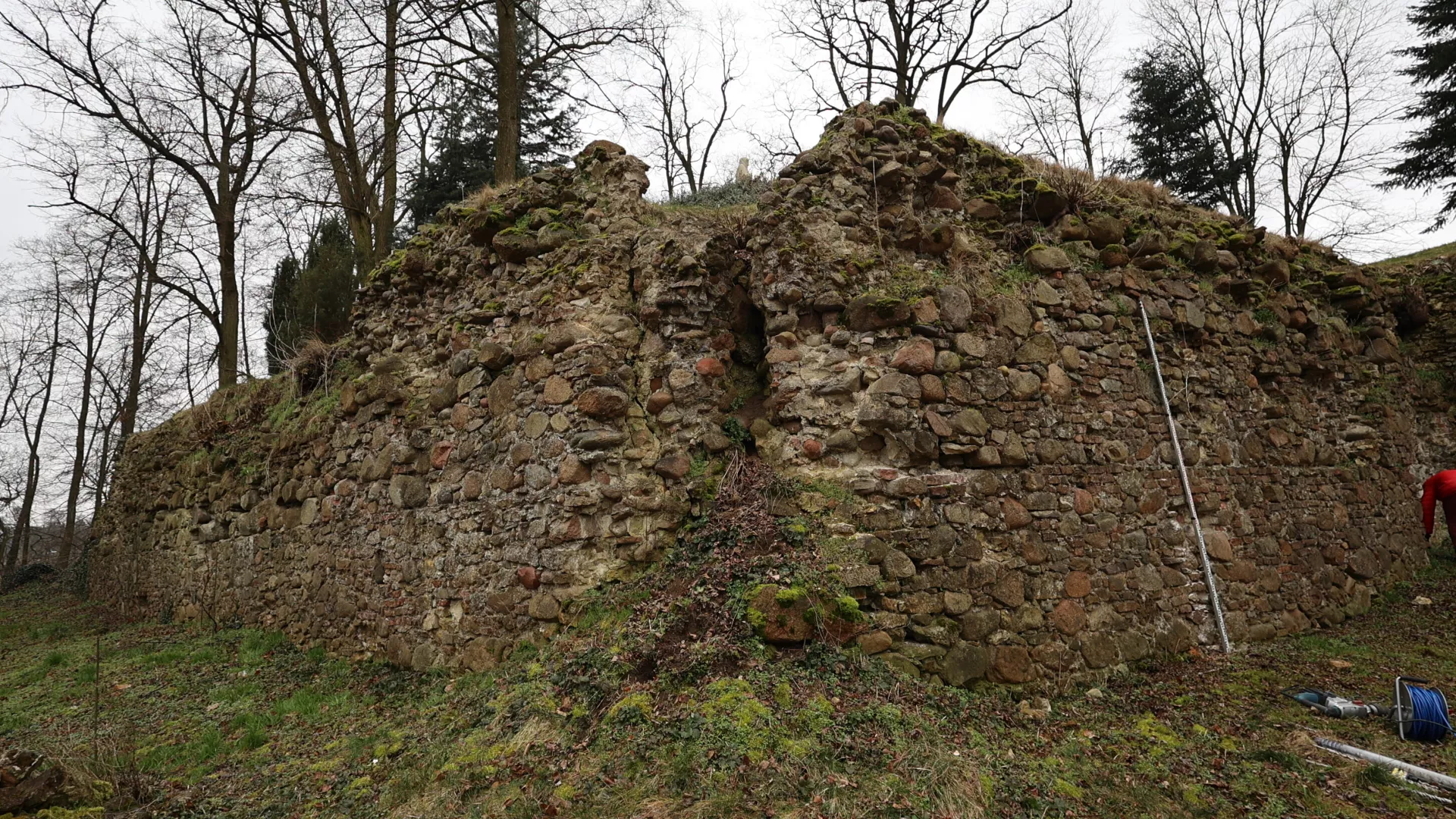 Narożnik muru zamku z miejscem po tak zwanej kawalierze.