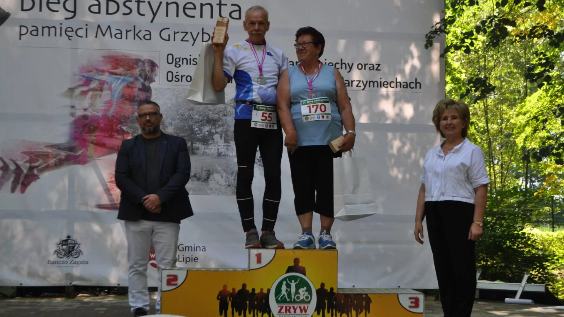 Najstarsi uczestnicy na podium Biegu Abstynenta.