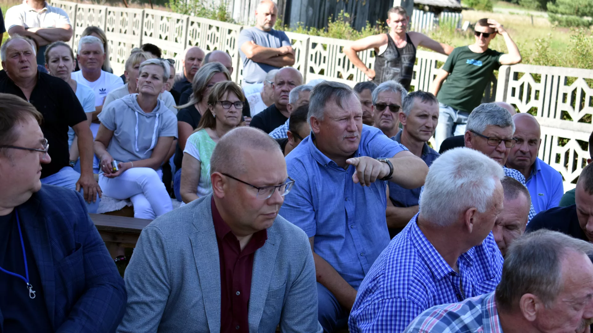 Mieszkaniec gminy wypowiada się podczas zebrania.