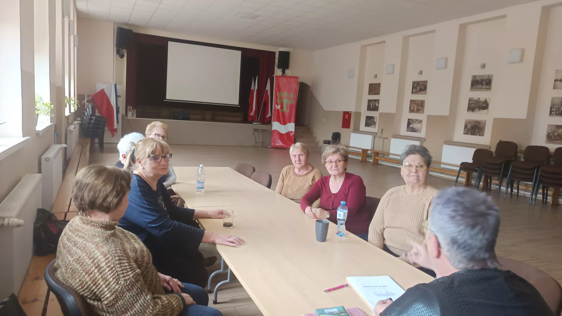 Uczestnicy zajęć podczas poradnictwa z psychologiem w klubie seniora w Lipiu.