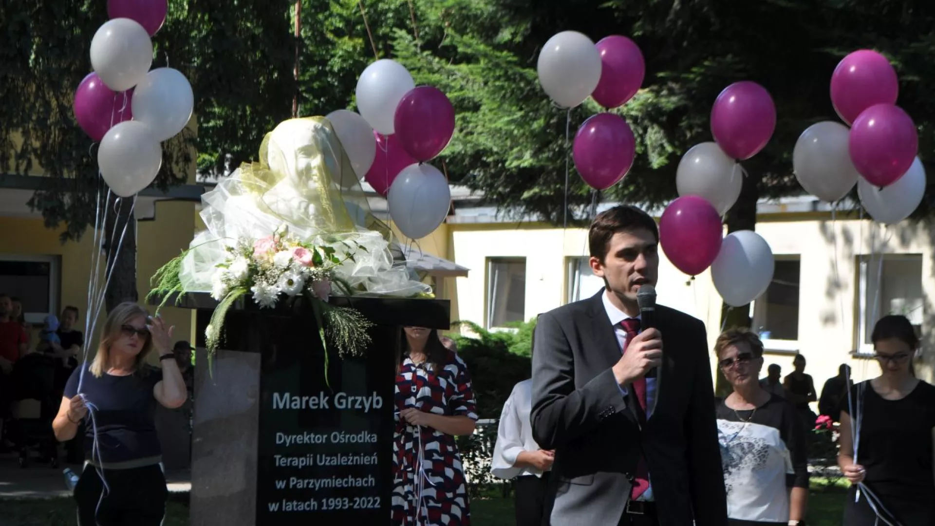 Odsłonięcie popiersia dyrektora Marka Grzyba.