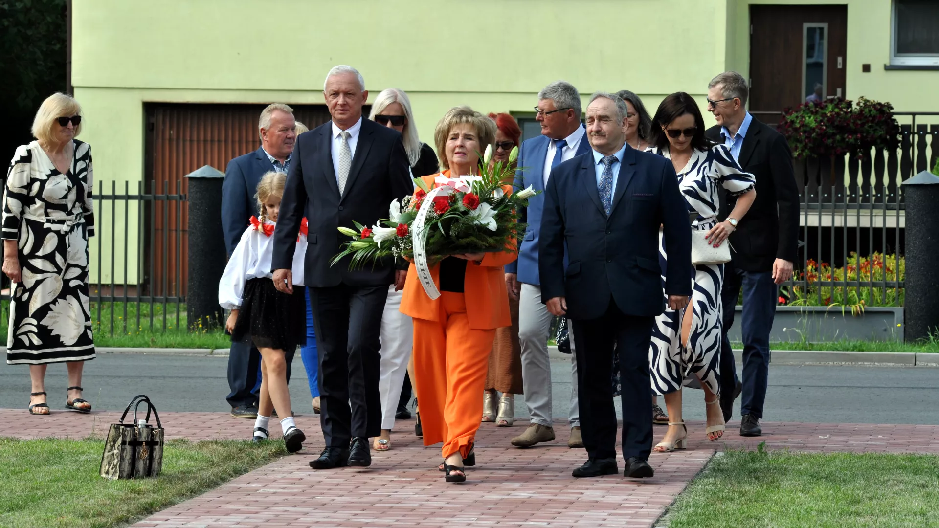 Delegacja władz gminy i powiatu składa kwiaty pod pomnikiem ofiar wojny w Zimnowodzie.