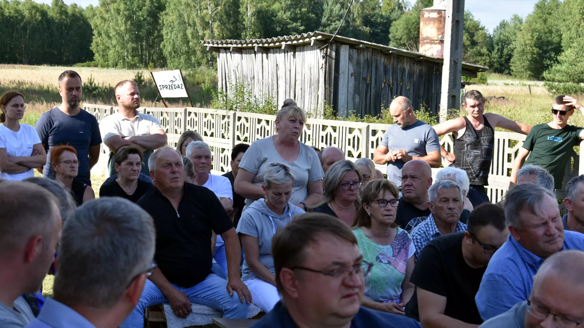 Mieszkanka gminy zabiera głos podczas zebrania.