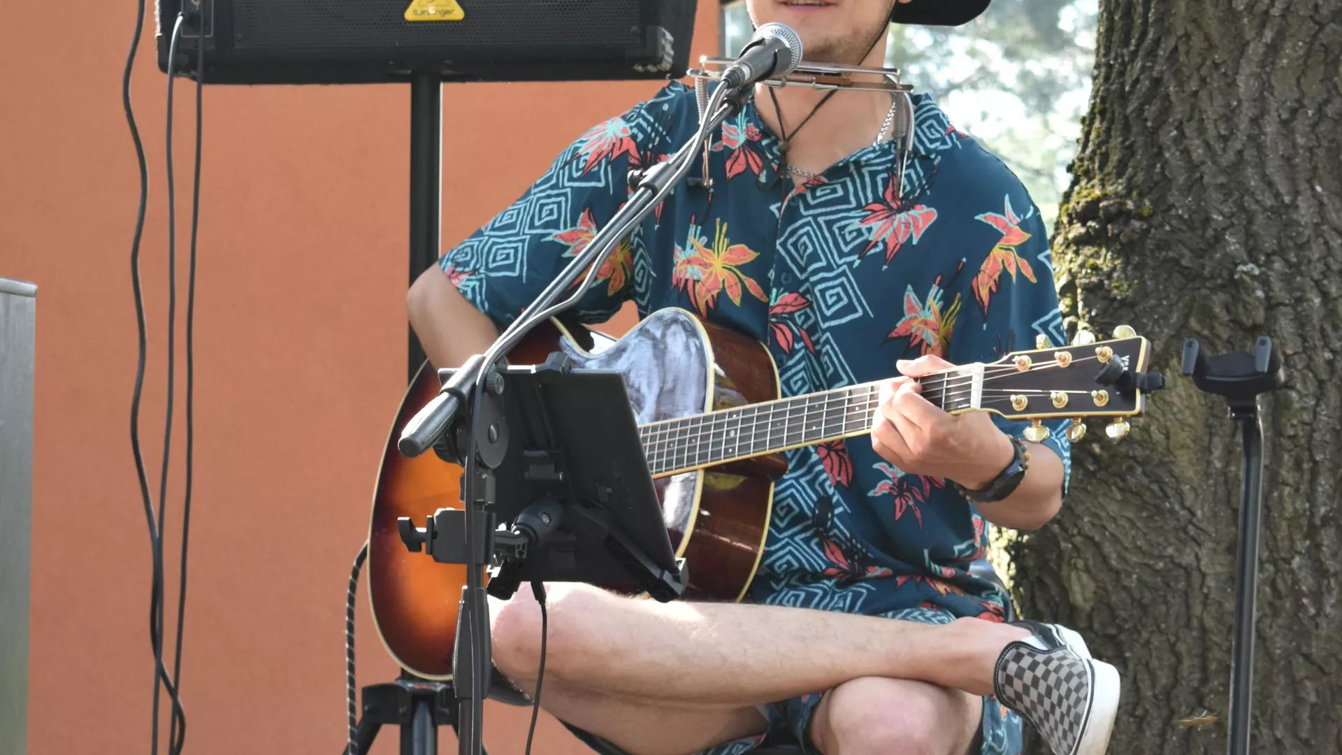 Muzyk grający na gitarze i śpiewający podczas I Zlotu Miłośników WSK