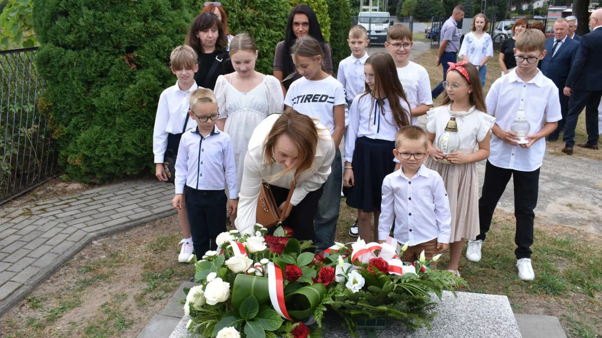 Złożenie kwiatów na grobie cywilnej ofiary wojny na cmentarzu w Lindowie.