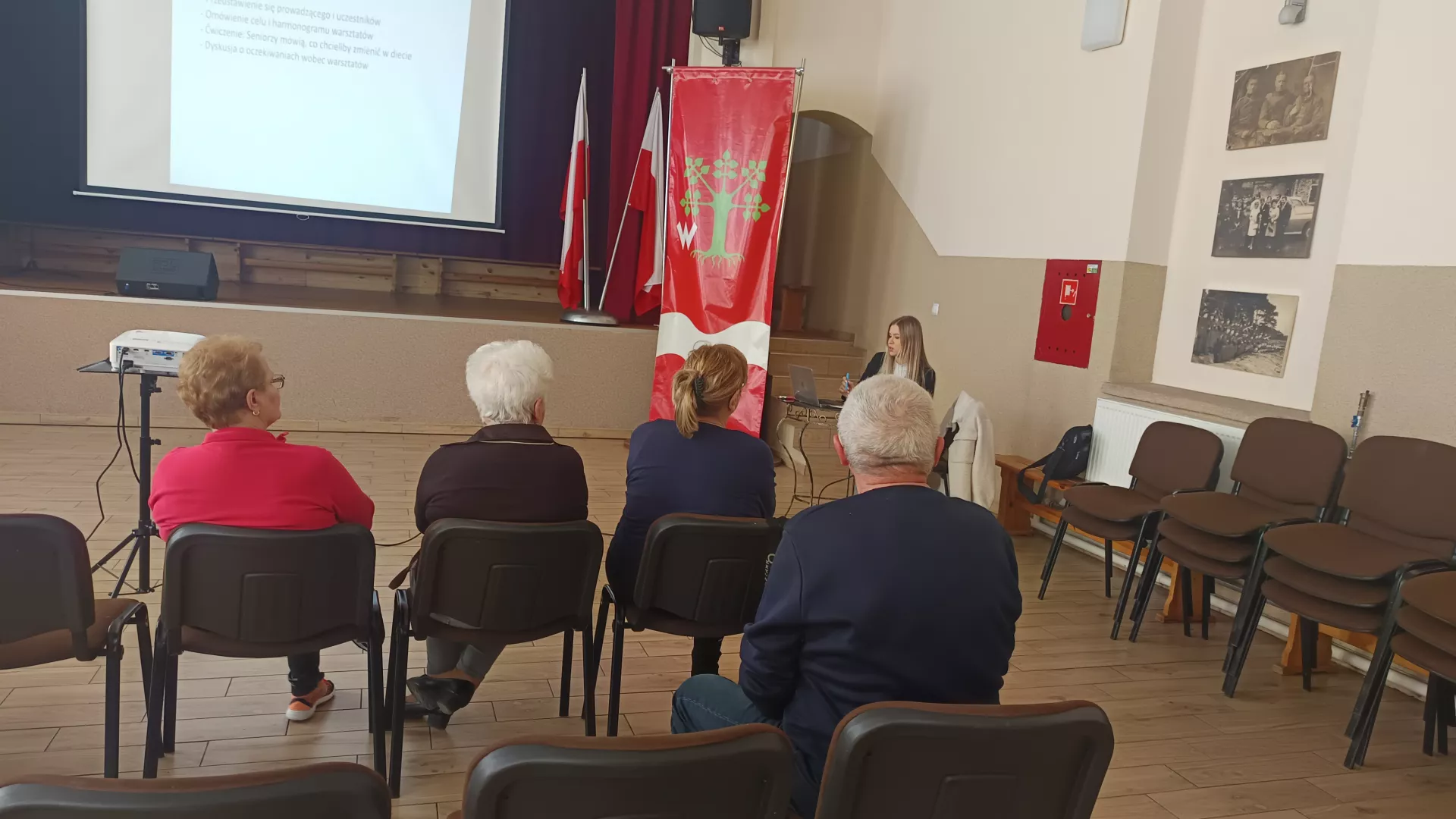 Uczestnicy zajęć oraz dietetyk podczas poradnictwa z dietetykiem w klubie seniora w Lipiu.