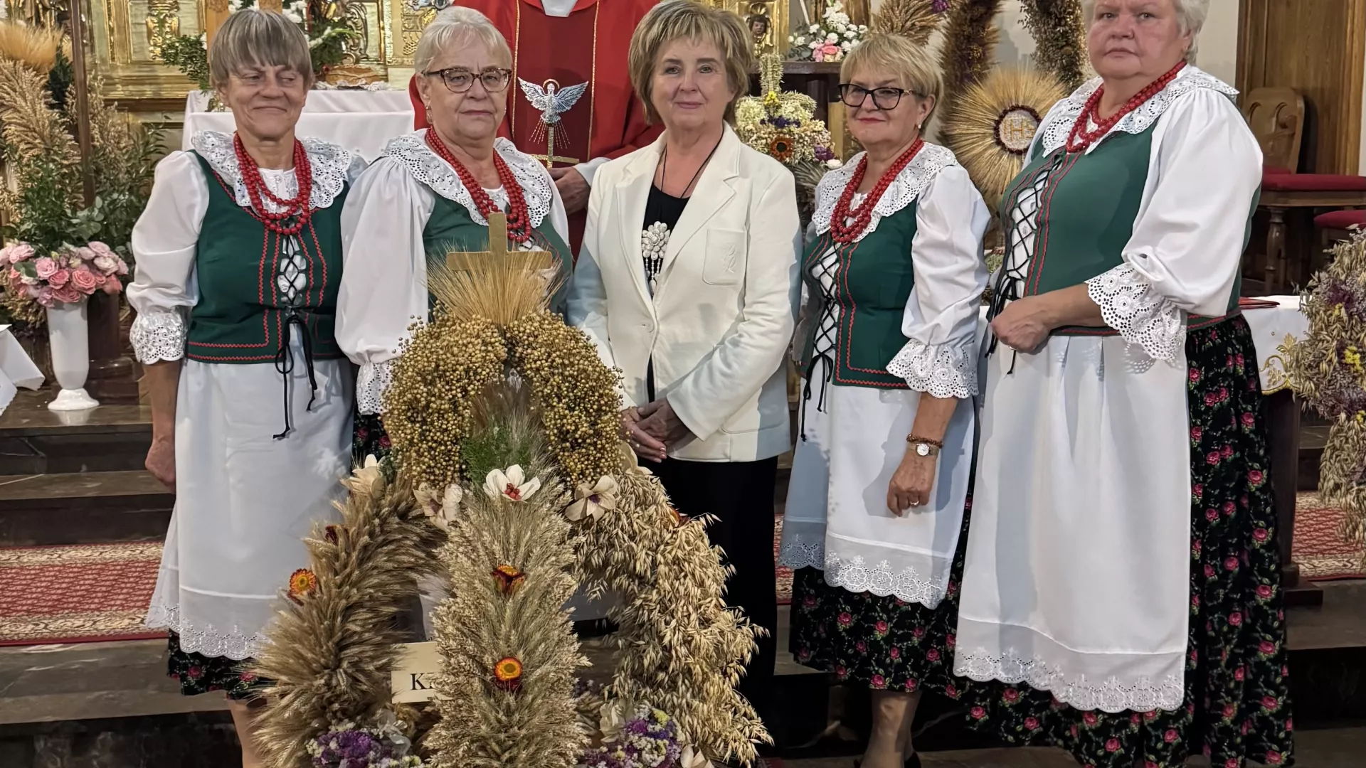 Koło Gospodyń Wiejskich Kleśniska podczas dożynek gminno-parafialnych