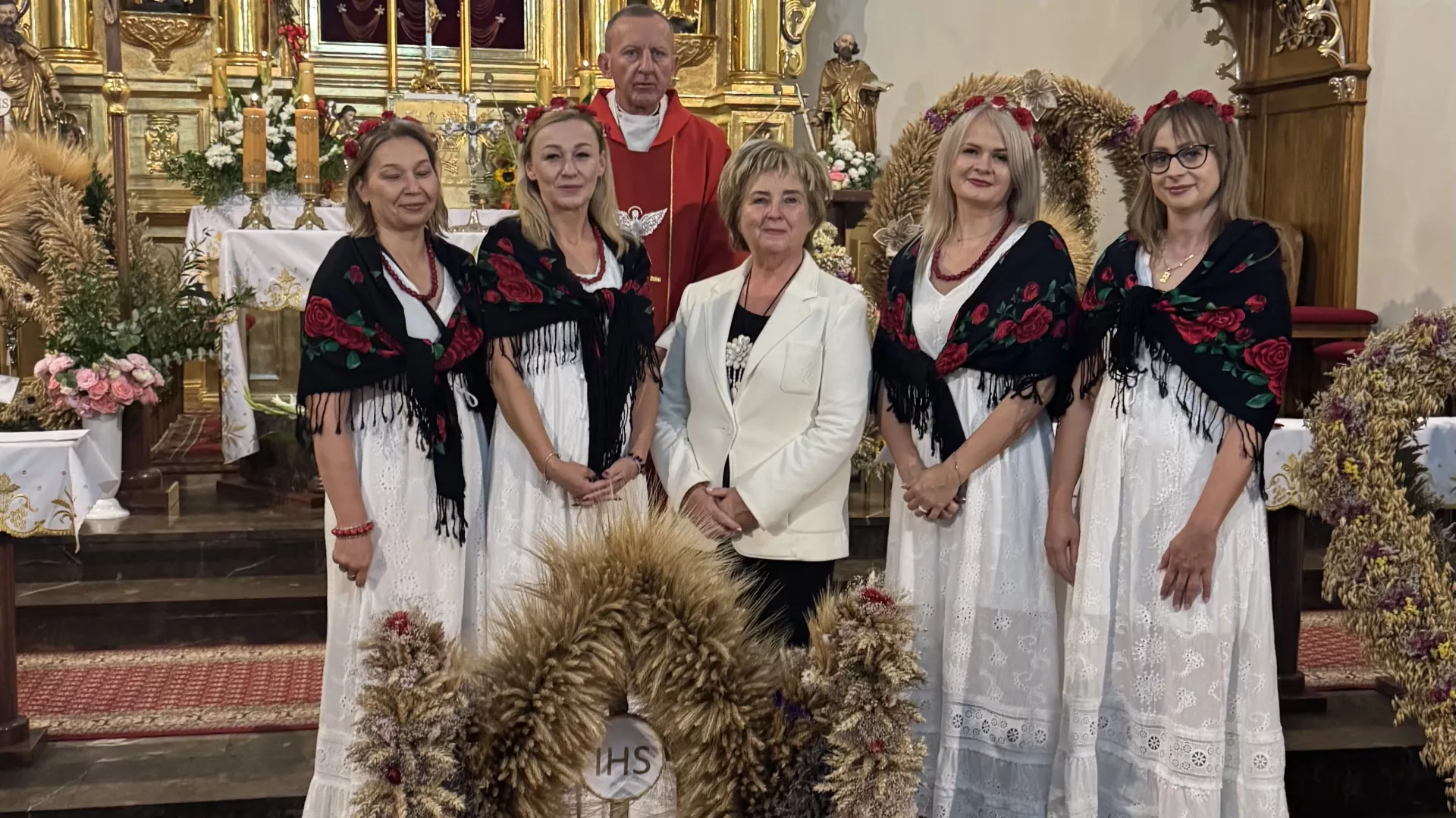 Koło Gospodyń Wiejskich Stanisławów podczas dożynek gminno-parafialnych