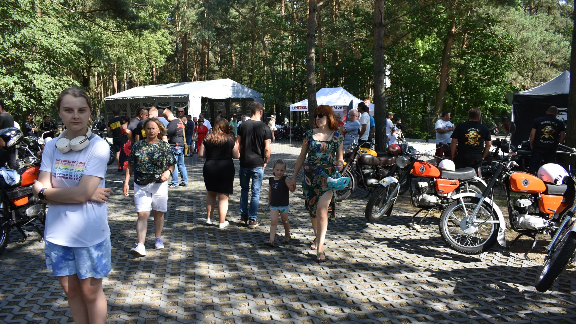 Uczestnicy zlotu WSK na placu w Troninach