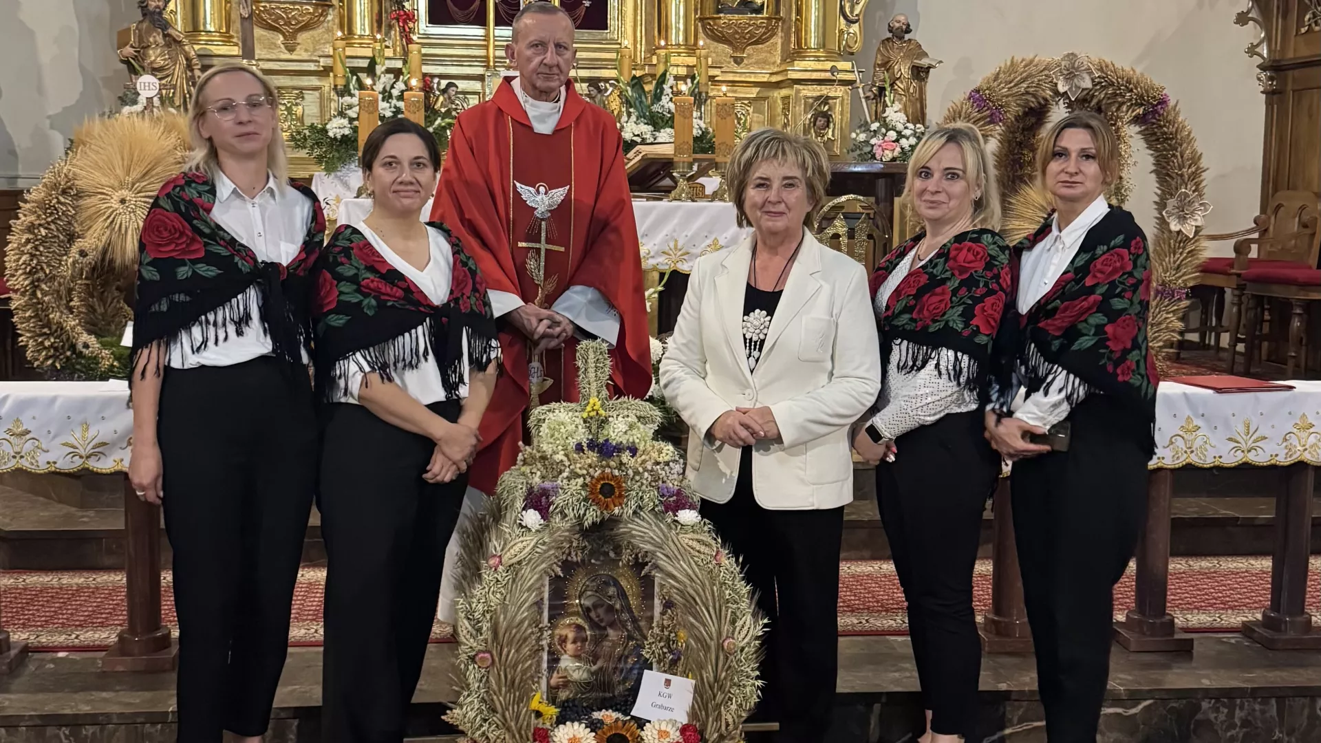Koło Gospodyń Wiejskich Grabarze podczas dożynek gminno-parafialnych