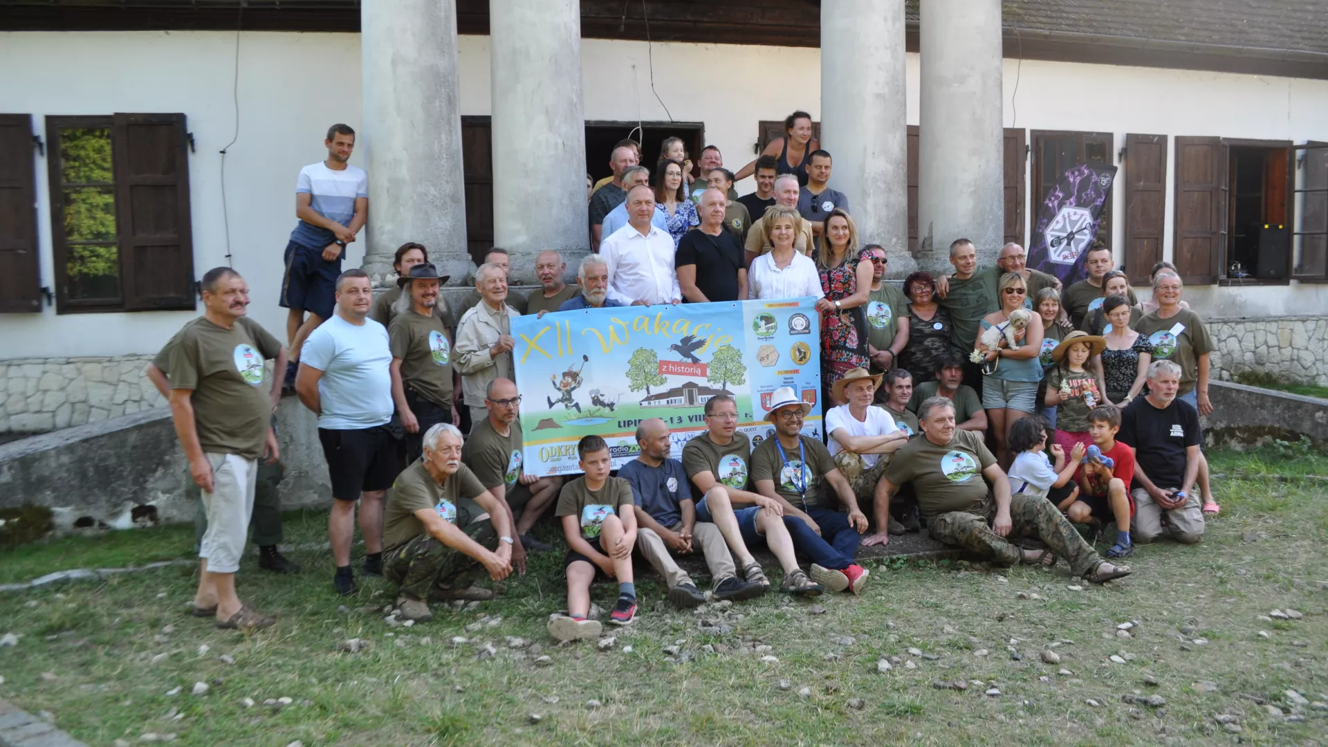 Uczestnicy Wakacji z Historią wraz z gośćmi przy wejściu do dworku w Lipiu.