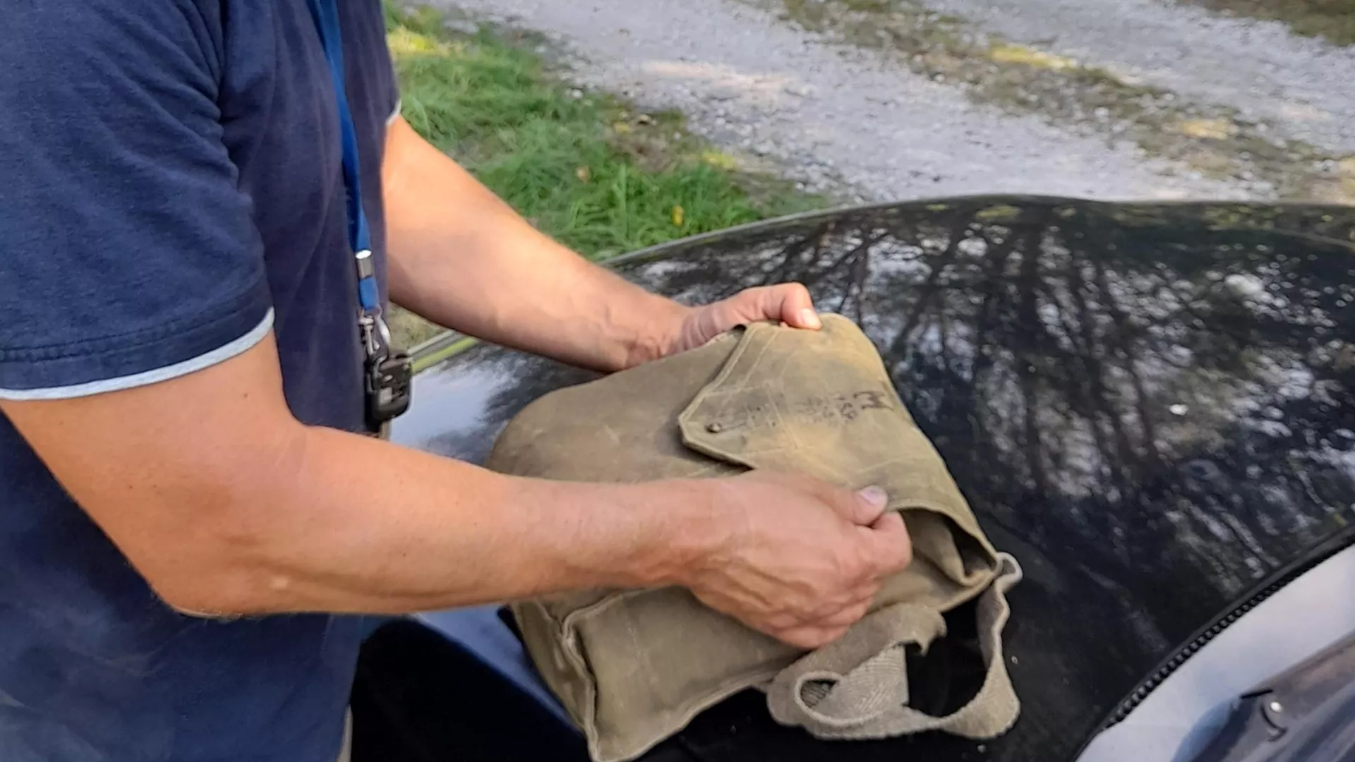 Prof. Lech Marek demonstruje torbę zawierającą nieużywaną maskę przeciwgazową wz.32.