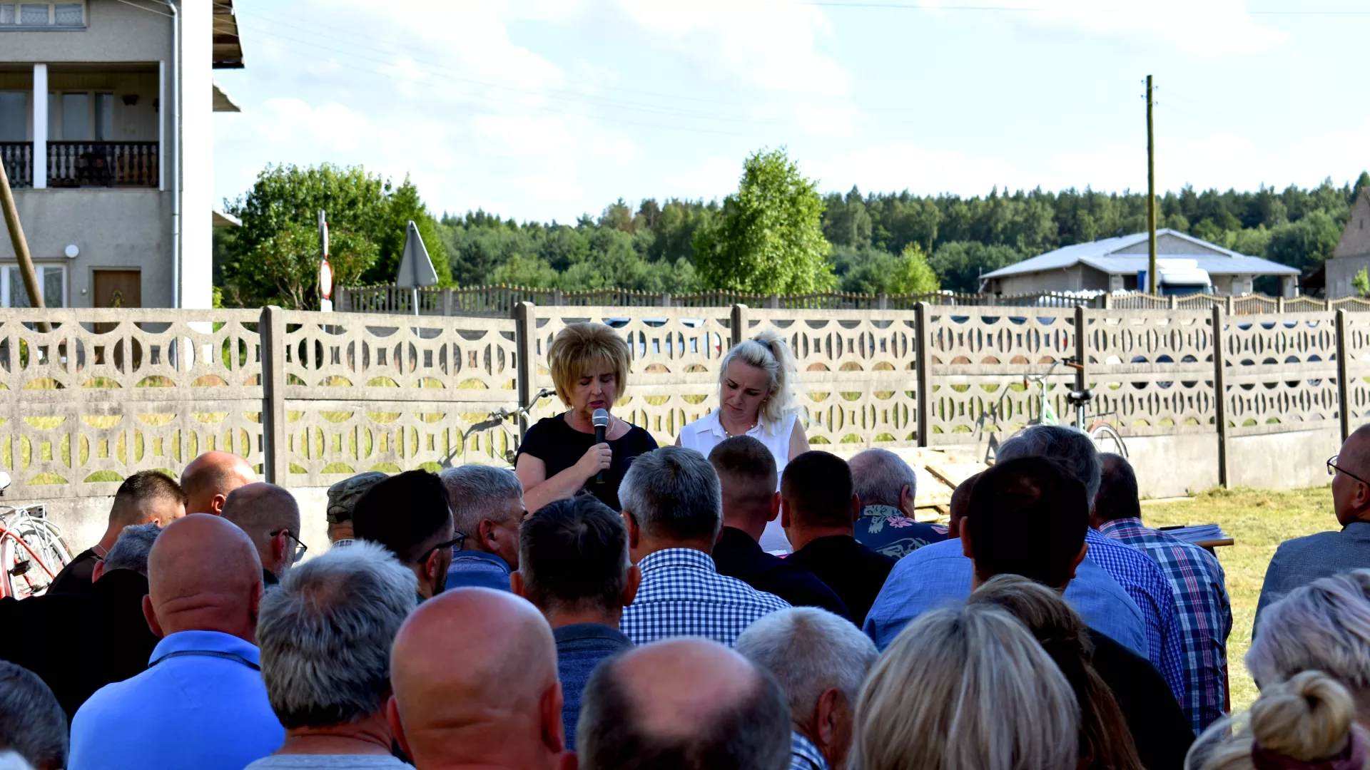 Wójt gminy i sołtys Grabarzy prowadzą zebranie z mieszkańcami sołectwa.