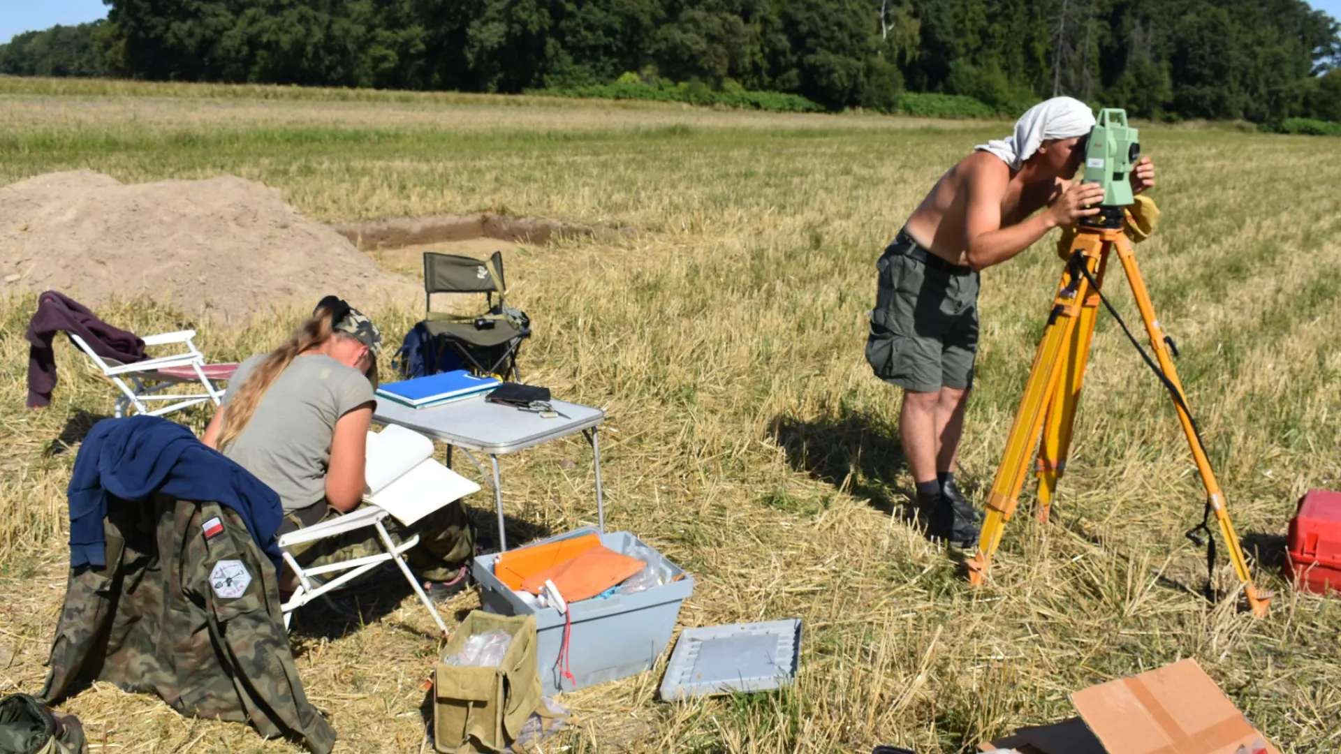 Studenci archeologii z Uniwersytetu Wrocławskiego prowadzą dokładne pomiary oraz wykonują szczegółową dokumentację realizowanych badań.