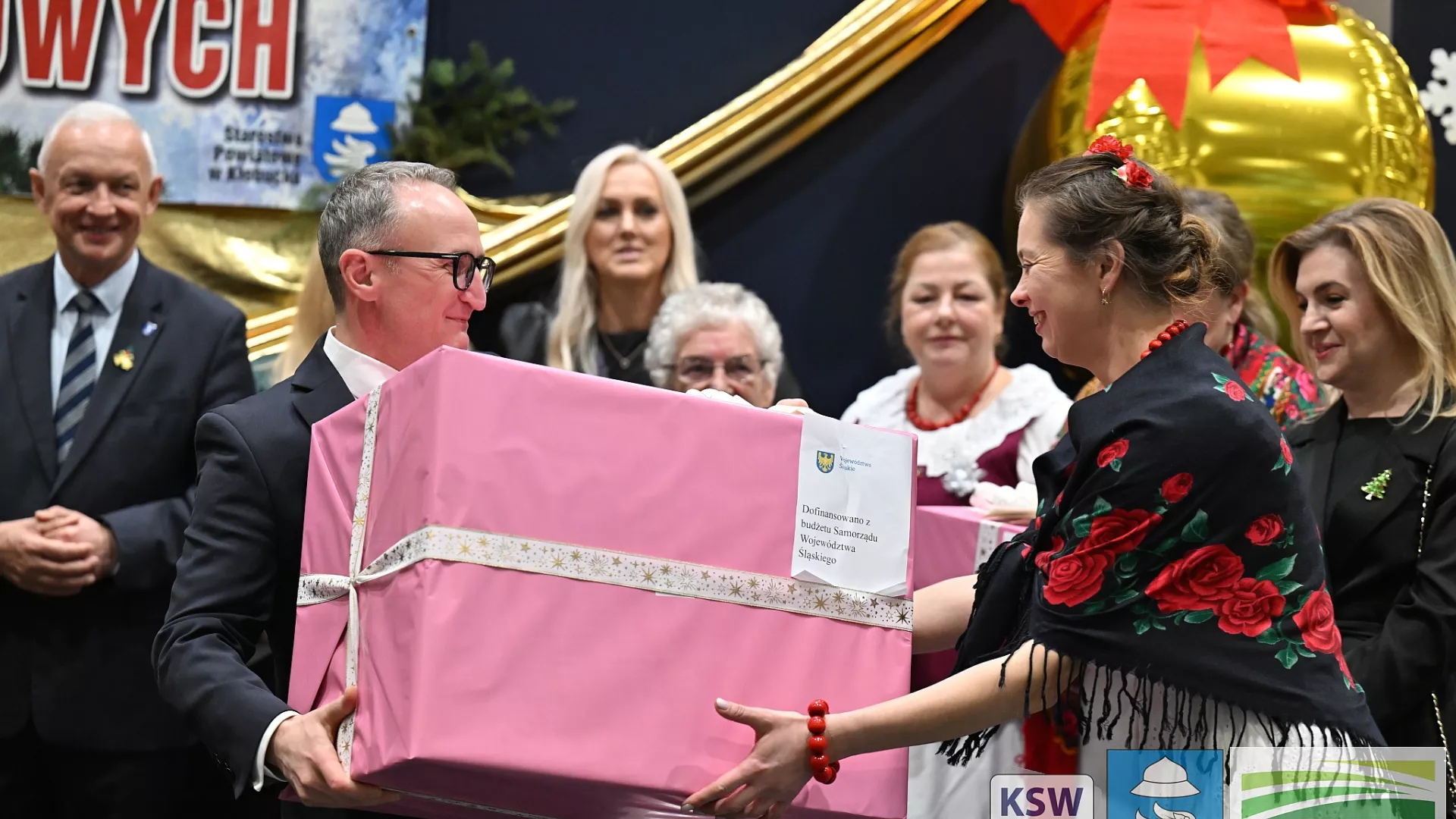 KGW Stanisławów odbiera pierwszą nagrodę w konkursie na tradycyjny stół bożonarodzeniowy.