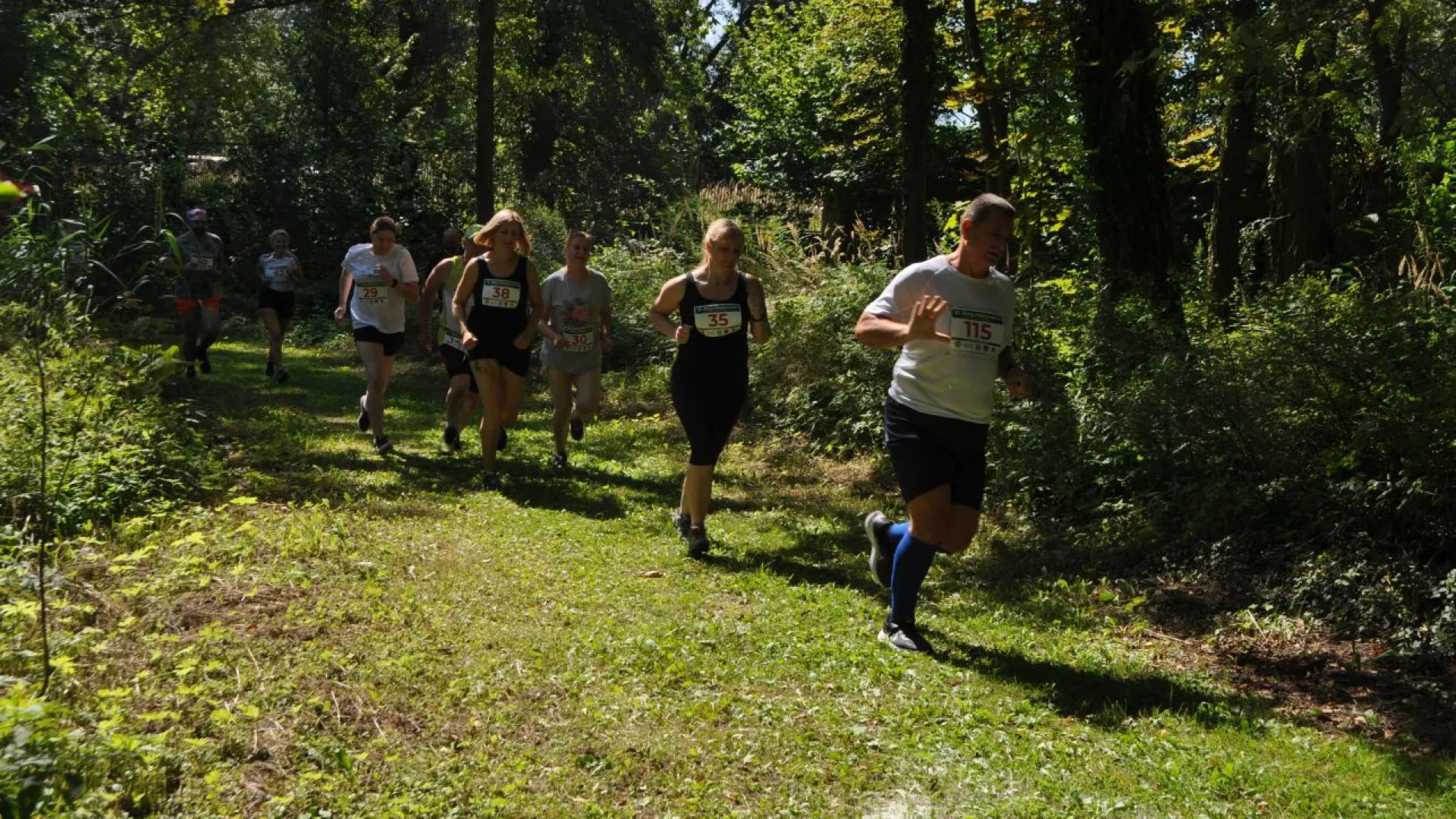 Biegacze na dystansie mili parzymieskiej w parku w Parzymiechach.