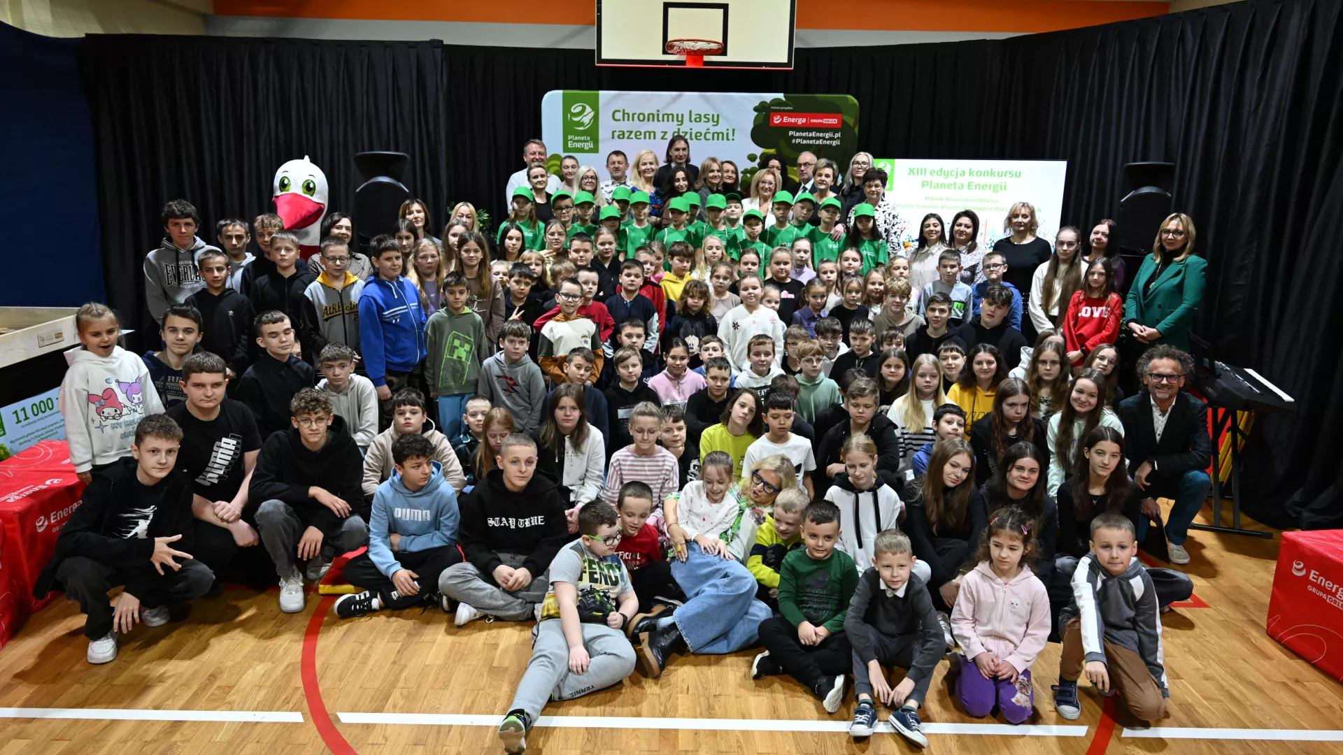 Wspólne zdjęcie społeczności szkolnej podczas Pikniku Bioróżnorodności.