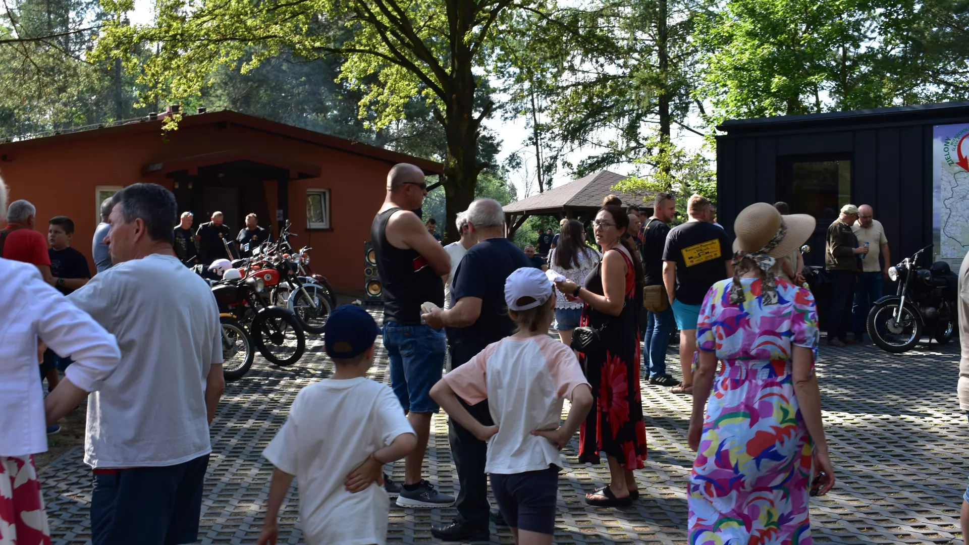 Uczestnicy zlotu WSK na placu w Troninach