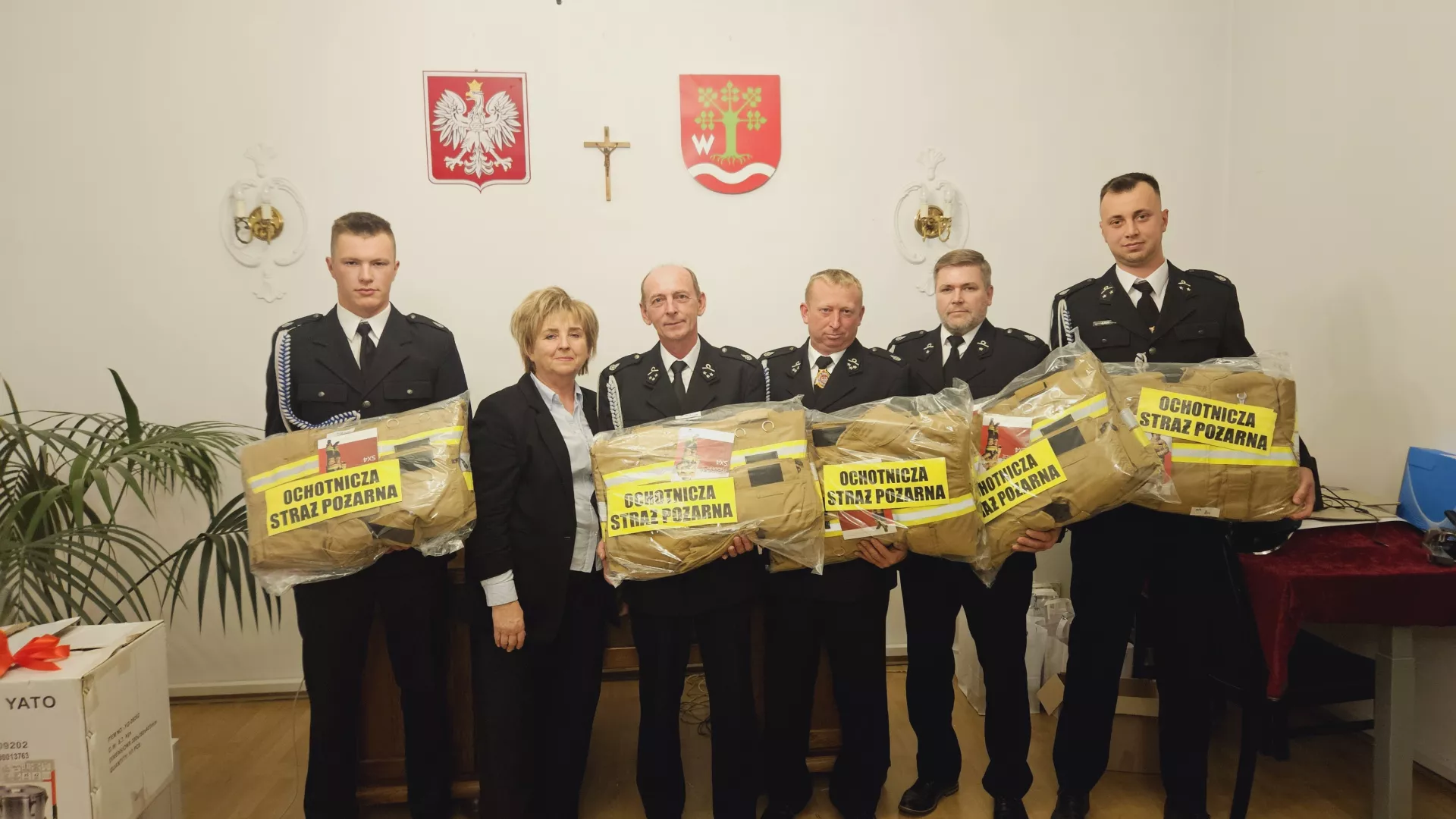 przekazanie przez Wójta i Komendanta Gminnego ubrań specjalnych dla jednostek OSP Lipie, Parzymiechy i Szyszków 
